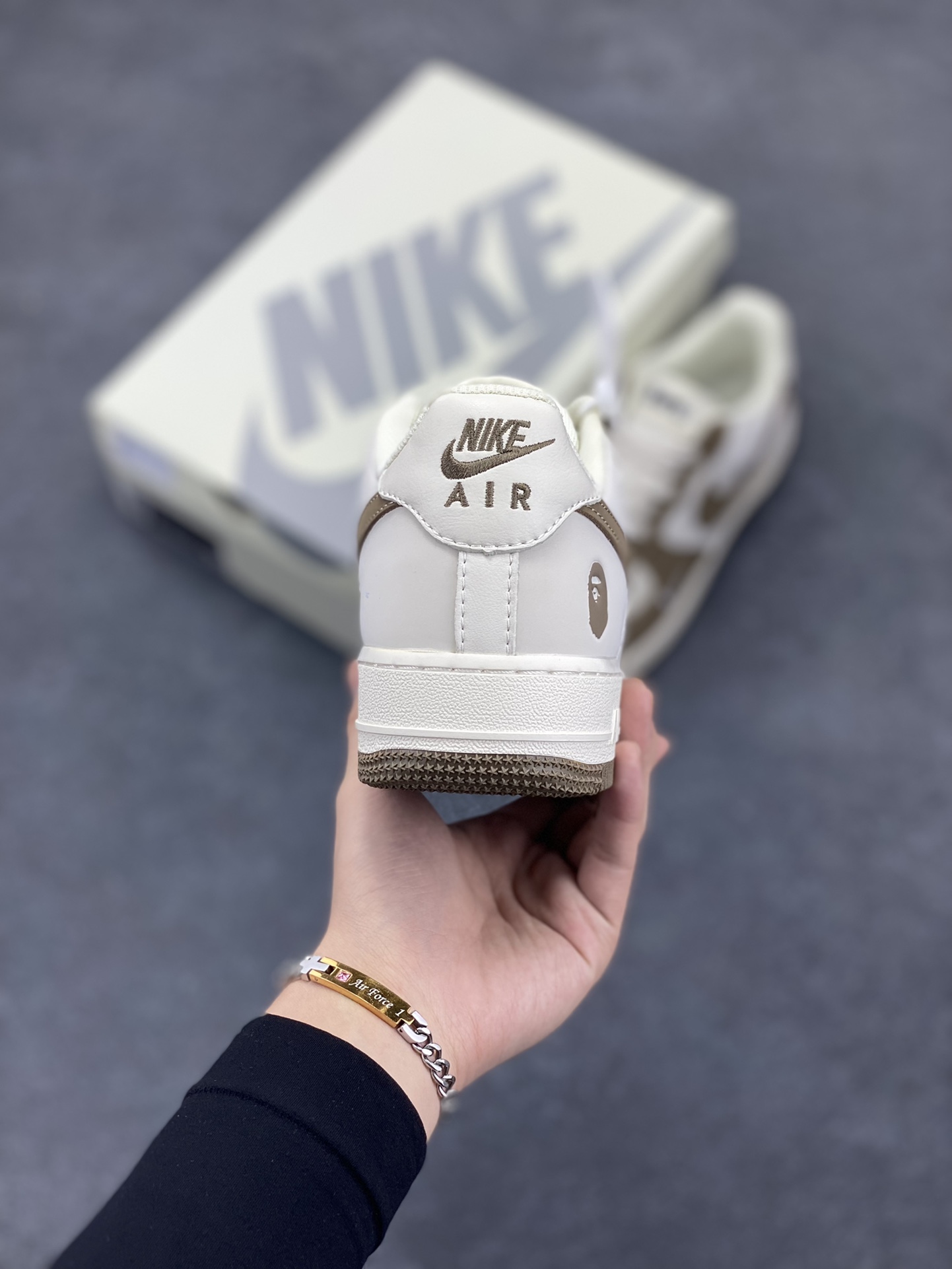 图片[4]-福利特价 NIke Air Force 1 \’07 Low “BAPE联名–淡青猪八”空军一号 中帮 运动鞋 休闲鞋 折边针车 工艺难度大 原楦头原纸板 原装鞋盒 定制五金配件 内置全掌气垫 原厂鞋底 货号：BA8806-225 尺码：36 36.5 37.5 38 38.5 39 40 40.5 41 42 42.5 43 44 44.5 45-选品中心
