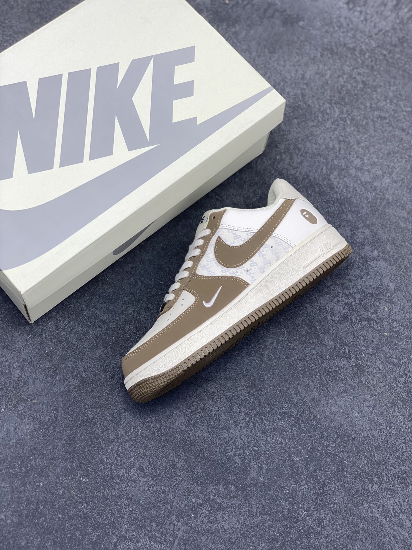 图片[7]-福利特价 NIke Air Force 1 \’07 Low “BAPE联名–淡青猪八”空军一号 中帮 运动鞋 休闲鞋 折边针车 工艺难度大 原楦头原纸板 原装鞋盒 定制五金配件 内置全掌气垫 原厂鞋底 货号：BA8806-225 尺码：36 36.5 37.5 38 38.5 39 40 40.5 41 42 42.5 43 44 44.5 45-选品中心