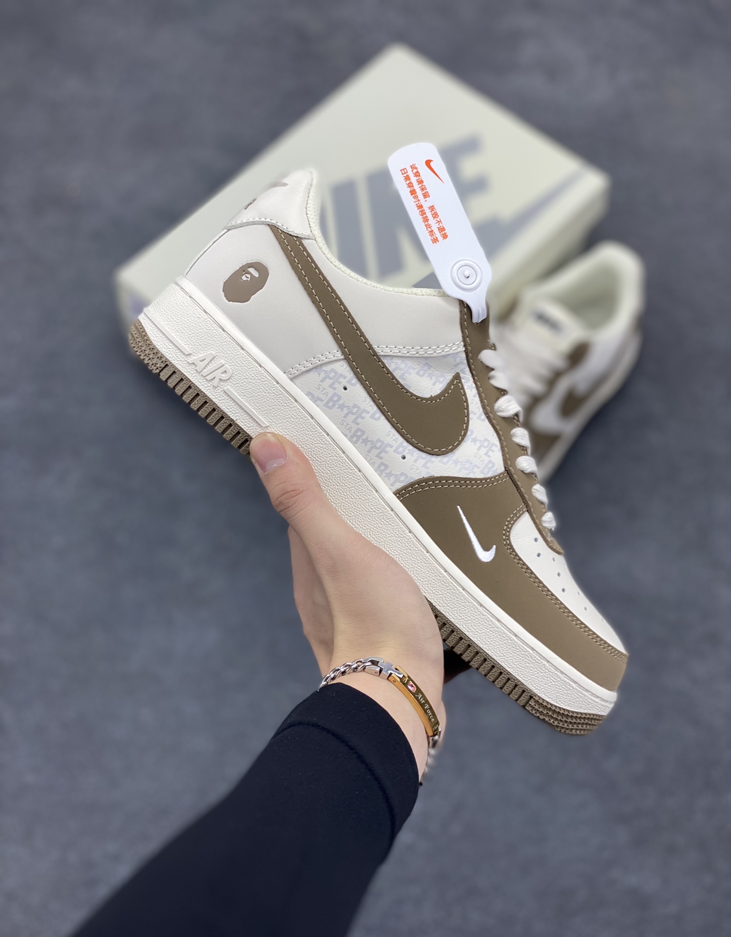 福利特价 NIke Air Force 1 \’07 Low “BAPE联名–淡青猪八”空军一号 中帮 运动鞋 休闲鞋 折边针车 工艺难度大 原楦头原纸板 原装鞋盒 定制五金配件 内置全掌气垫 原厂鞋底 货号:BA8806-225 尺码:36 36.5 37.5 38 38.5 39 40 40.5 41 42 42.5 43 44 44.5 45-选品中心