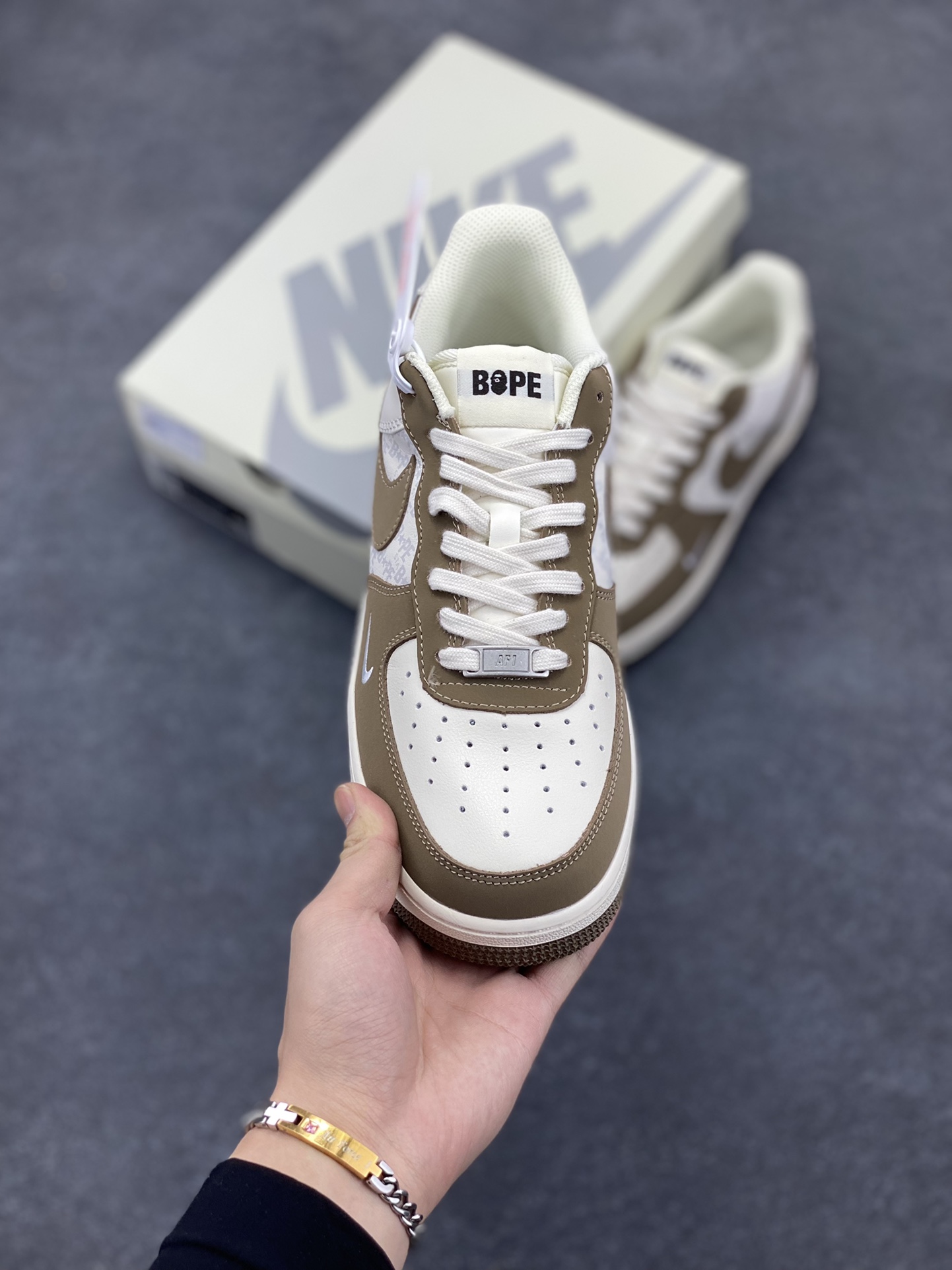 图片[2]-福利特价 NIke Air Force 1 \’07 Low “BAPE联名–淡青猪八”空军一号 中帮 运动鞋 休闲鞋 折边针车 工艺难度大 原楦头原纸板 原装鞋盒 定制五金配件 内置全掌气垫 原厂鞋底 货号：BA8806-225 尺码：36 36.5 37.5 38 38.5 39 40 40.5 41 42 42.5 43 44 44.5 45-选品中心