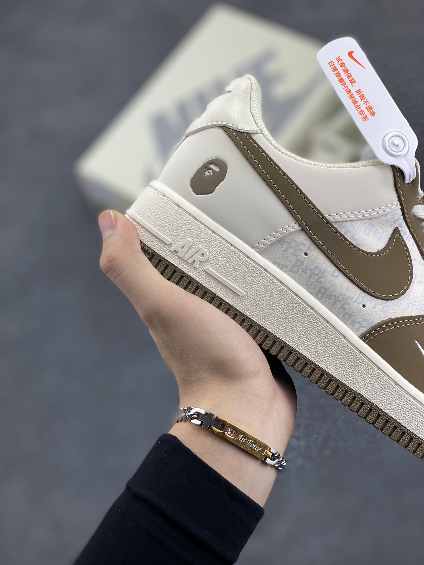 图片[6]-福利特价 NIke Air Force 1 \’07 Low “BAPE联名–淡青猪八”空军一号 中帮 运动鞋 休闲鞋 折边针车 工艺难度大 原楦头原纸板 原装鞋盒 定制五金配件 内置全掌气垫 原厂鞋底 货号：BA8806-225 尺码：36 36.5 37.5 38 38.5 39 40 40.5 41 42 42.5 43 44 44.5 45-选品中心