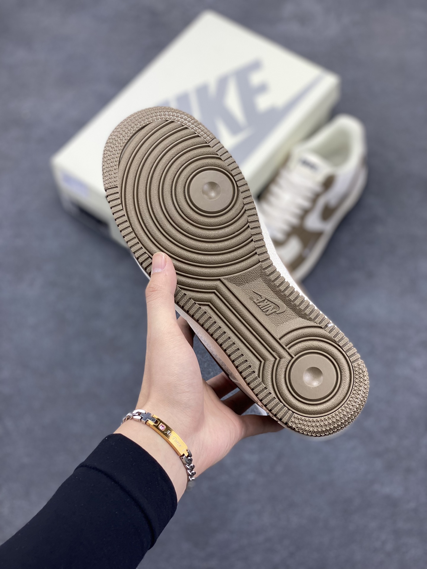 图片[5]-福利特价 NIke Air Force 1 \’07 Low “BAPE联名–淡青猪八”空军一号 中帮 运动鞋 休闲鞋 折边针车 工艺难度大 原楦头原纸板 原装鞋盒 定制五金配件 内置全掌气垫 原厂鞋底 货号：BA8806-225 尺码：36 36.5 37.5 38 38.5 39 40 40.5 41 42 42.5 43 44 44.5 45-选品中心