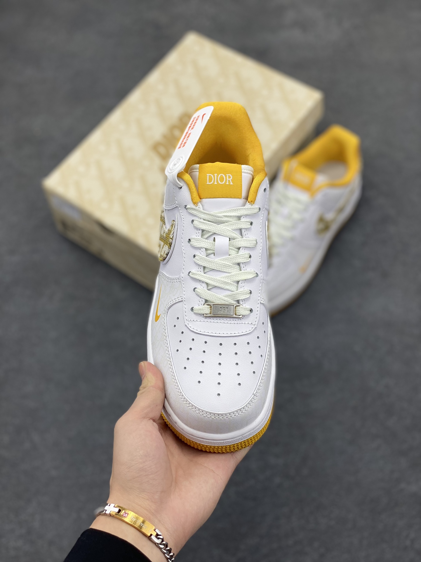 图片[2]-福利特价 NIke Air Force 1 \’07 Low “迪奥联名–黄暗夜行者”空军一号 低帮 运动鞋 休闲鞋 折边针车 工艺难度大 原楦头原纸板 原装鞋盒 定制五金配件 内置全掌气垫 原厂鞋底 发光鞋带搭配发光鞋面 你就是暗夜最闪亮的星 货号：DR6239-838 尺码：36 36.5 37.5 38 38.5 39 40 40.5 41 42 42.5 43 44 44.5 45-选品中心