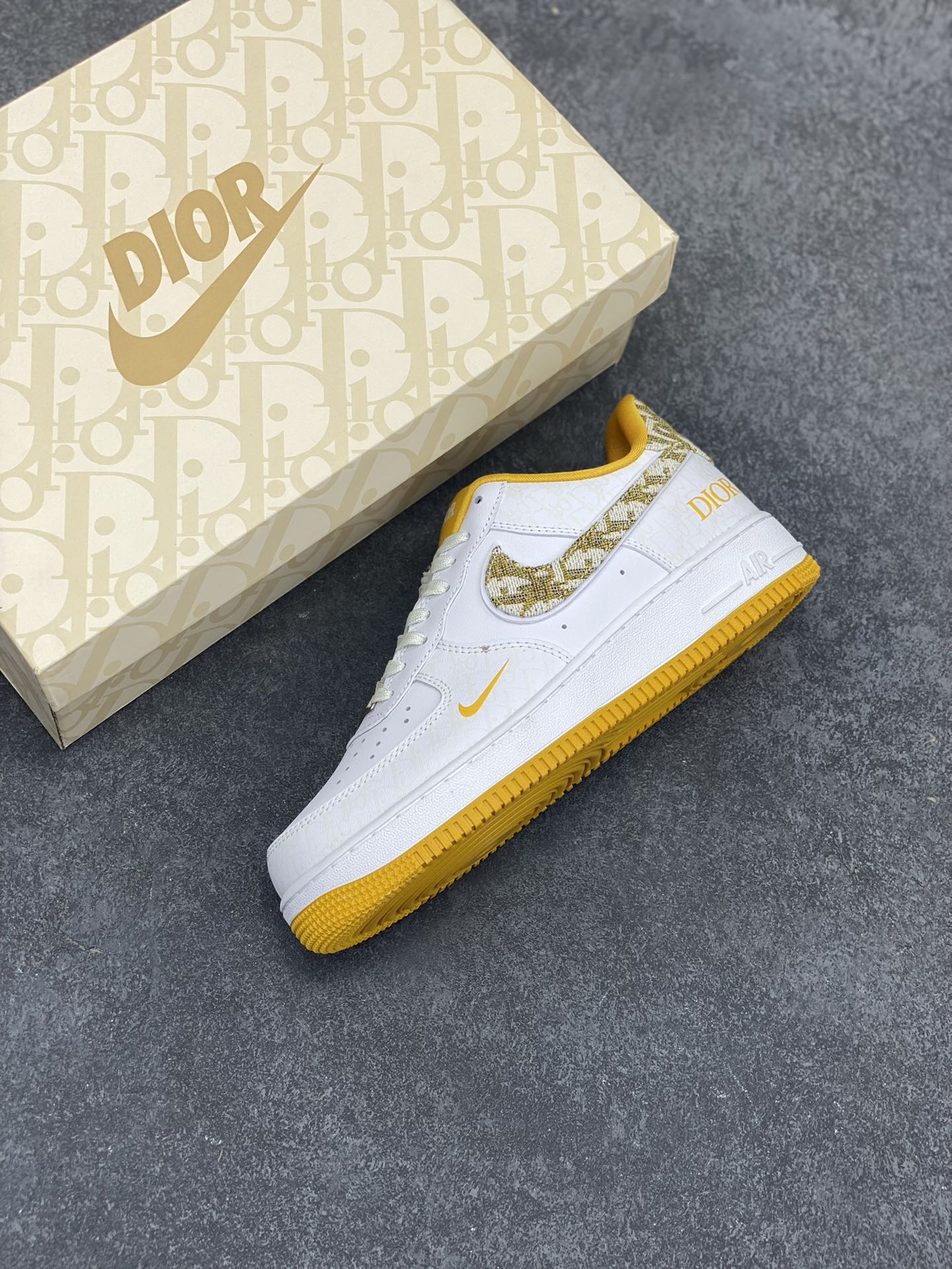 图片[7]-福利特价 NIke Air Force 1 \’07 Low “迪奥联名–黄暗夜行者”空军一号 低帮 运动鞋 休闲鞋 折边针车 工艺难度大 原楦头原纸板 原装鞋盒 定制五金配件 内置全掌气垫 原厂鞋底 发光鞋带搭配发光鞋面 你就是暗夜最闪亮的星 货号：DR6239-838 尺码：36 36.5 37.5 38 38.5 39 40 40.5 41 42 42.5 43 44 44.5 45-选品中心