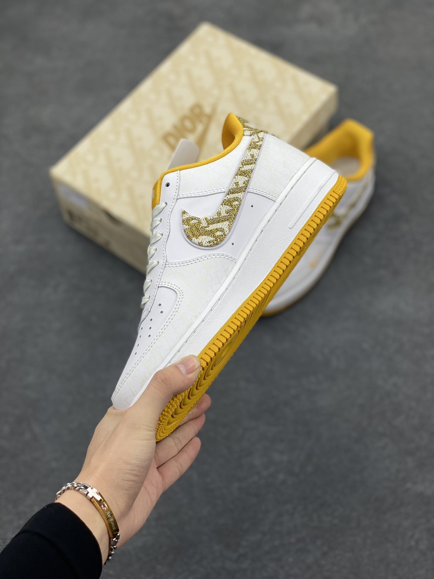 图片[3]-福利特价 NIke Air Force 1 \’07 Low “迪奥联名–黄暗夜行者”空军一号 低帮 运动鞋 休闲鞋 折边针车 工艺难度大 原楦头原纸板 原装鞋盒 定制五金配件 内置全掌气垫 原厂鞋底 发光鞋带搭配发光鞋面 你就是暗夜最闪亮的星 货号：DR6239-838 尺码：36 36.5 37.5 38 38.5 39 40 40.5 41 42 42.5 43 44 44.5 45-选品中心