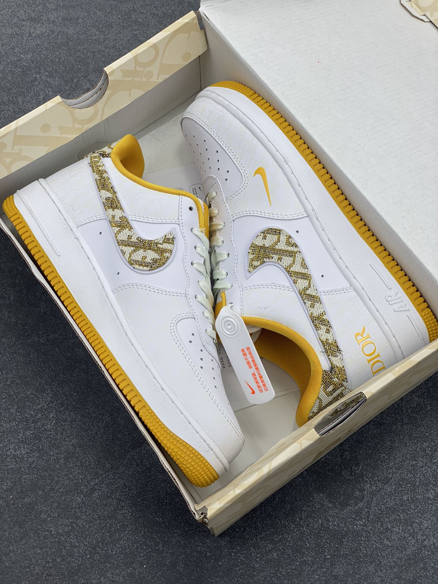 图片[9]-福利特价 NIke Air Force 1 \’07 Low “迪奥联名–黄暗夜行者”空军一号 低帮 运动鞋 休闲鞋 折边针车 工艺难度大 原楦头原纸板 原装鞋盒 定制五金配件 内置全掌气垫 原厂鞋底 发光鞋带搭配发光鞋面 你就是暗夜最闪亮的星 货号：DR6239-838 尺码：36 36.5 37.5 38 38.5 39 40 40.5 41 42 42.5 43 44 44.5 45-选品中心