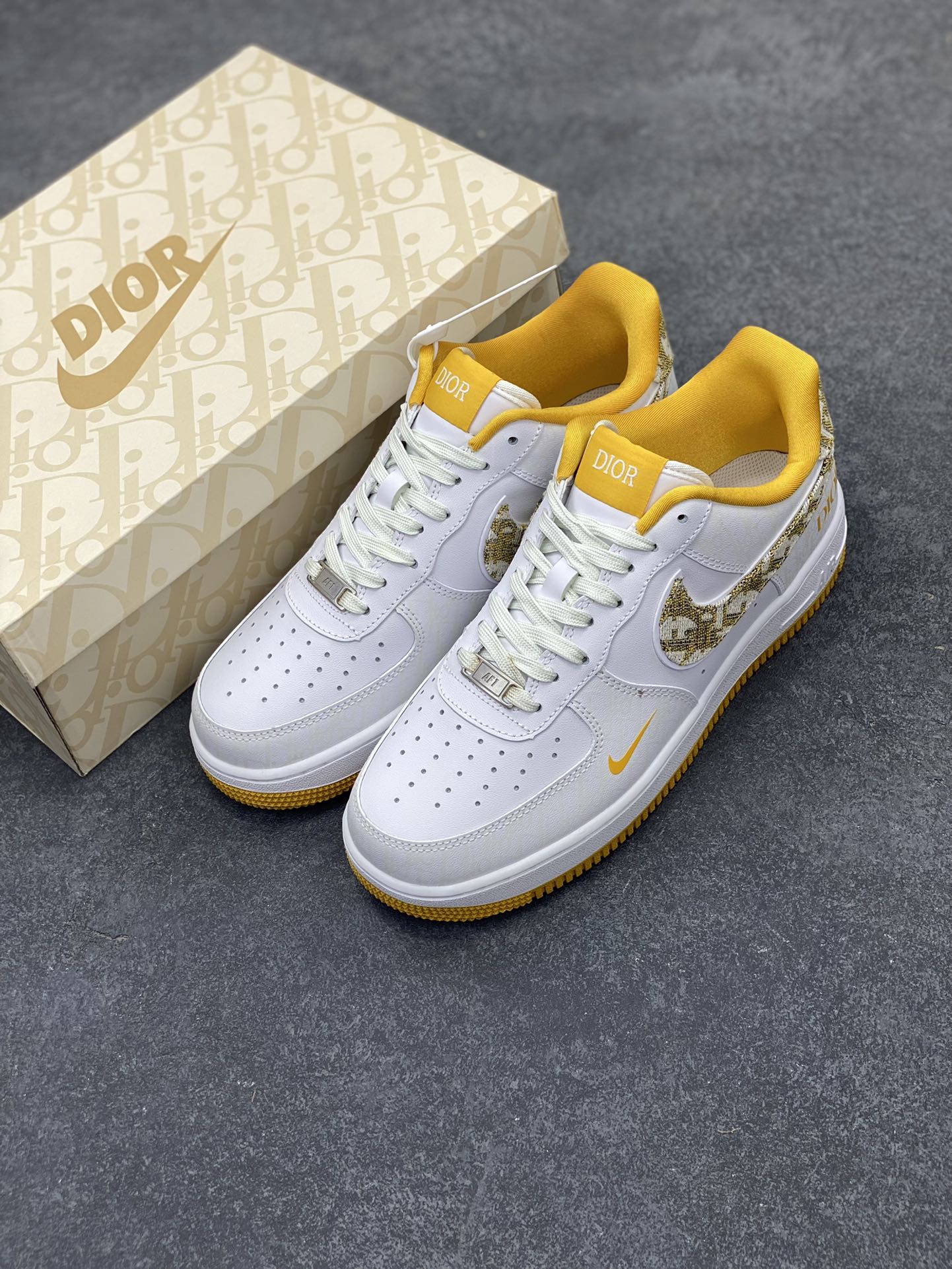 图片[8]-福利特价 NIke Air Force 1 \’07 Low “迪奥联名–黄暗夜行者”空军一号 低帮 运动鞋 休闲鞋 折边针车 工艺难度大 原楦头原纸板 原装鞋盒 定制五金配件 内置全掌气垫 原厂鞋底 发光鞋带搭配发光鞋面 你就是暗夜最闪亮的星 货号：DR6239-838 尺码：36 36.5 37.5 38 38.5 39 40 40.5 41 42 42.5 43 44 44.5 45-选品中心
