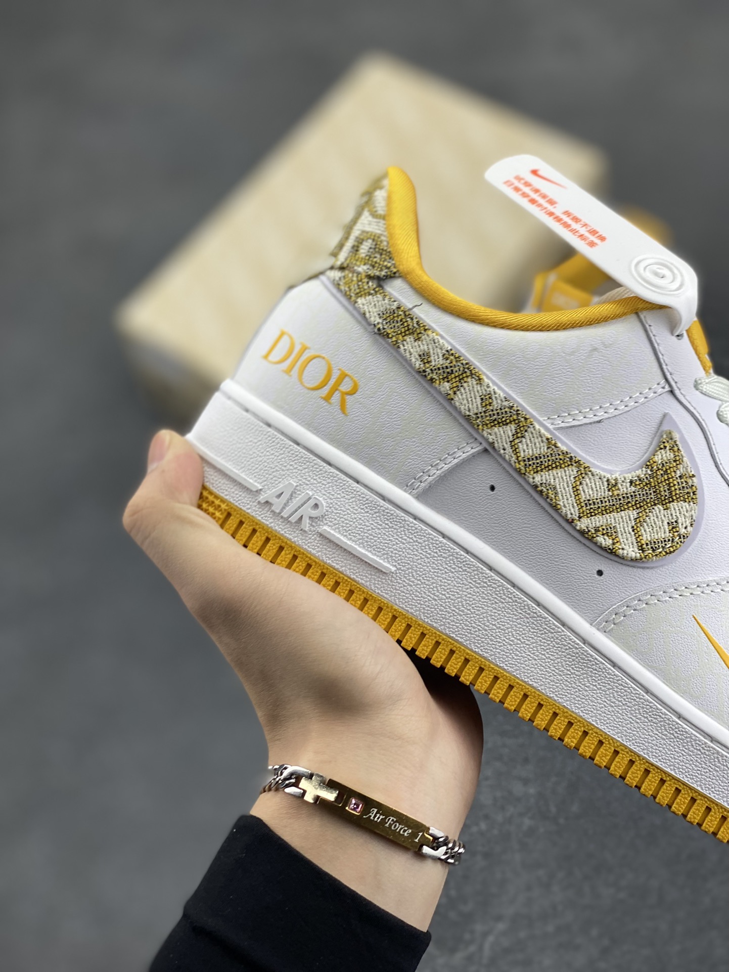 图片[6]-福利特价 NIke Air Force 1 \’07 Low “迪奥联名–黄暗夜行者”空军一号 低帮 运动鞋 休闲鞋 折边针车 工艺难度大 原楦头原纸板 原装鞋盒 定制五金配件 内置全掌气垫 原厂鞋底 发光鞋带搭配发光鞋面 你就是暗夜最闪亮的星 货号：DR6239-838 尺码：36 36.5 37.5 38 38.5 39 40 40.5 41 42 42.5 43 44 44.5 45-选品中心