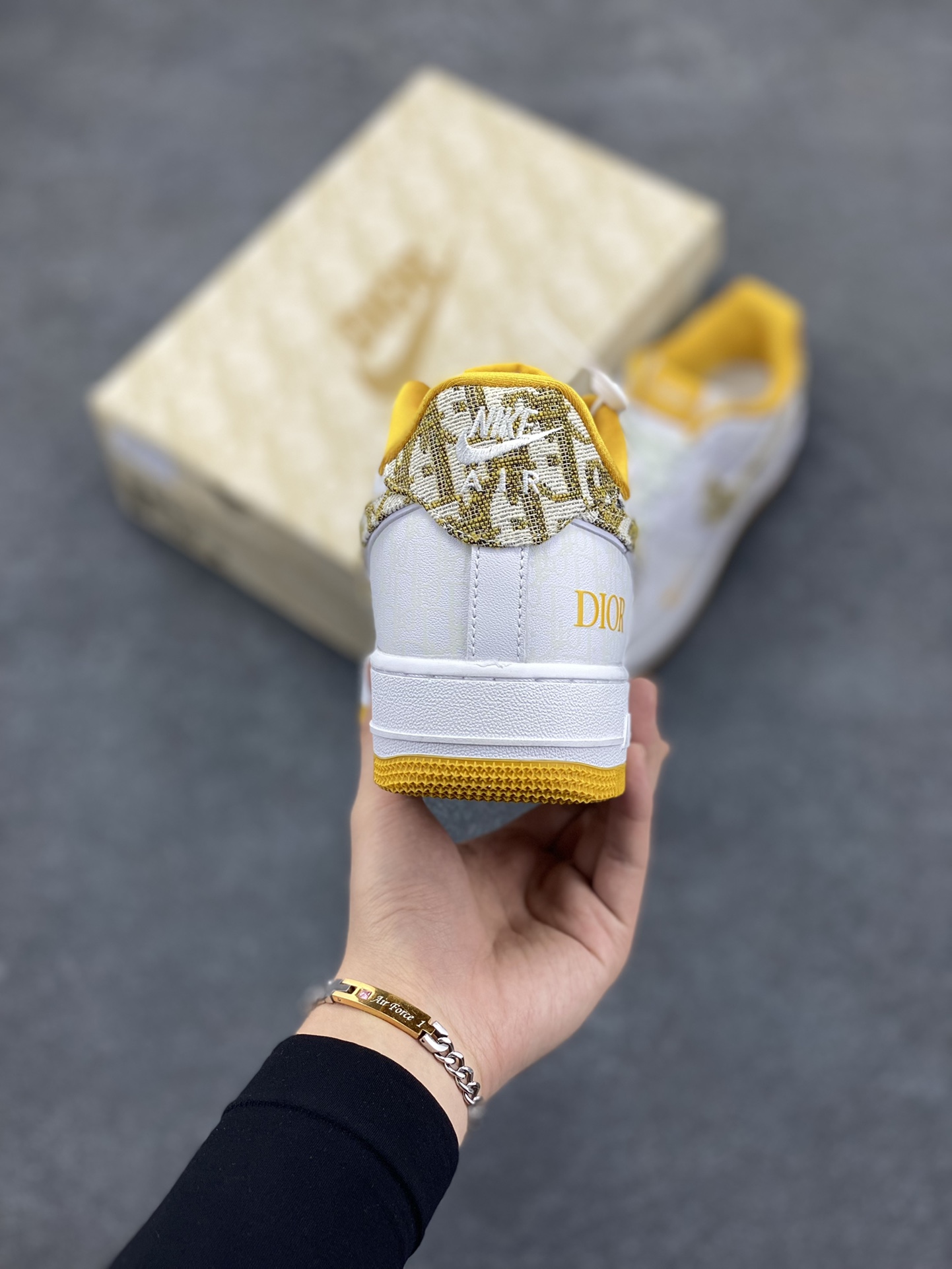 图片[4]-福利特价 NIke Air Force 1 \’07 Low “迪奥联名–黄暗夜行者”空军一号 低帮 运动鞋 休闲鞋 折边针车 工艺难度大 原楦头原纸板 原装鞋盒 定制五金配件 内置全掌气垫 原厂鞋底 发光鞋带搭配发光鞋面 你就是暗夜最闪亮的星 货号：DR6239-838 尺码：36 36.5 37.5 38 38.5 39 40 40.5 41 42 42.5 43 44 44.5 45-选品中心
