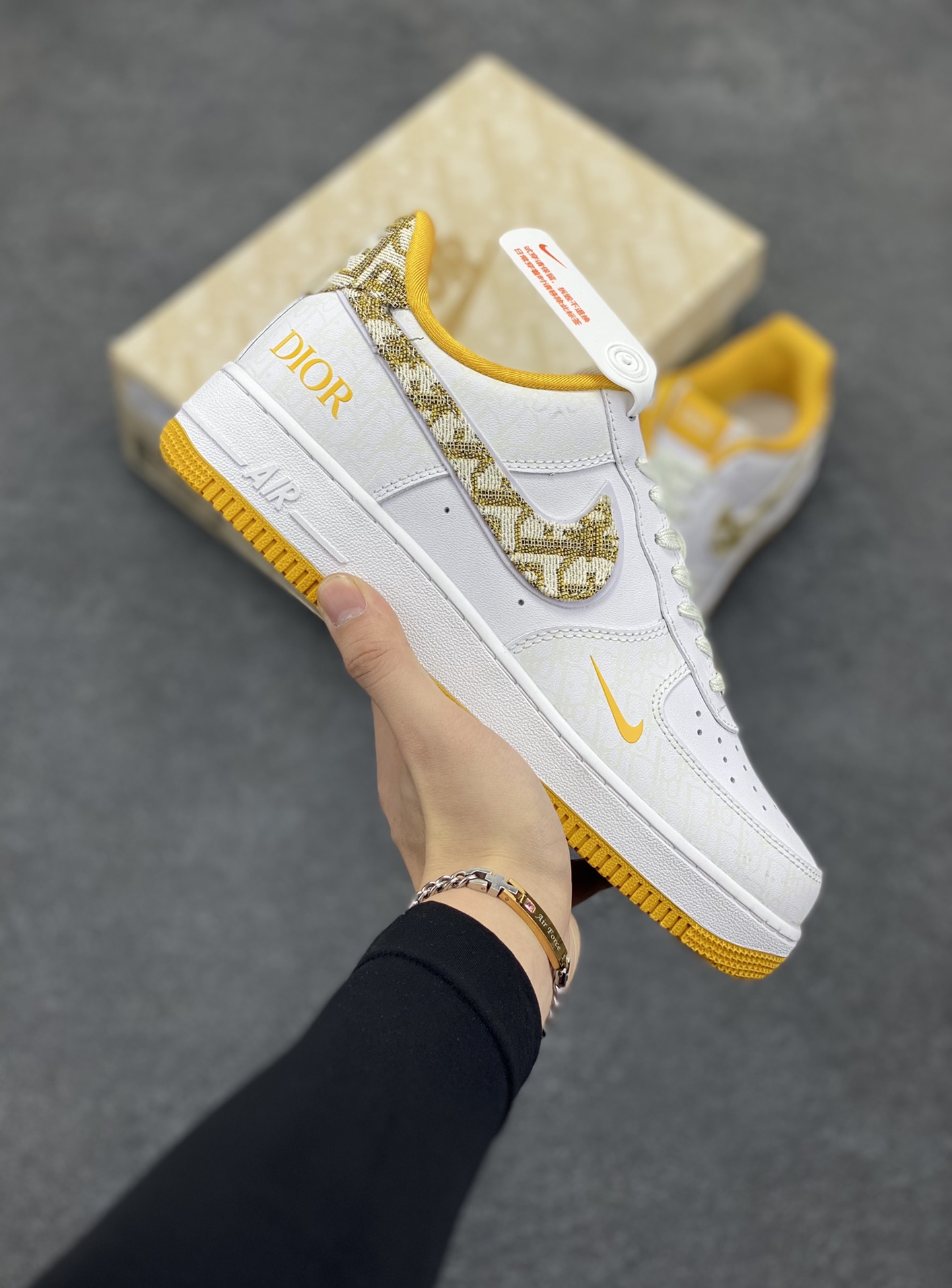 福利特价 NIke Air Force 1 \’07 Low “迪奥联名–黄暗夜行者”空军一号 低帮 运动鞋 休闲鞋 折边针车 工艺难度大 原楦头原纸板 原装鞋盒 定制五金配件 内置全掌气垫 原厂鞋底 发光鞋带搭配发光鞋面 你就是暗夜最闪亮的星 货号:DR6239-838 尺码:36 36.5 37.5 38 38.5 39 40 40.5 41 42 42.5 43 44 44.5 45-选品中心