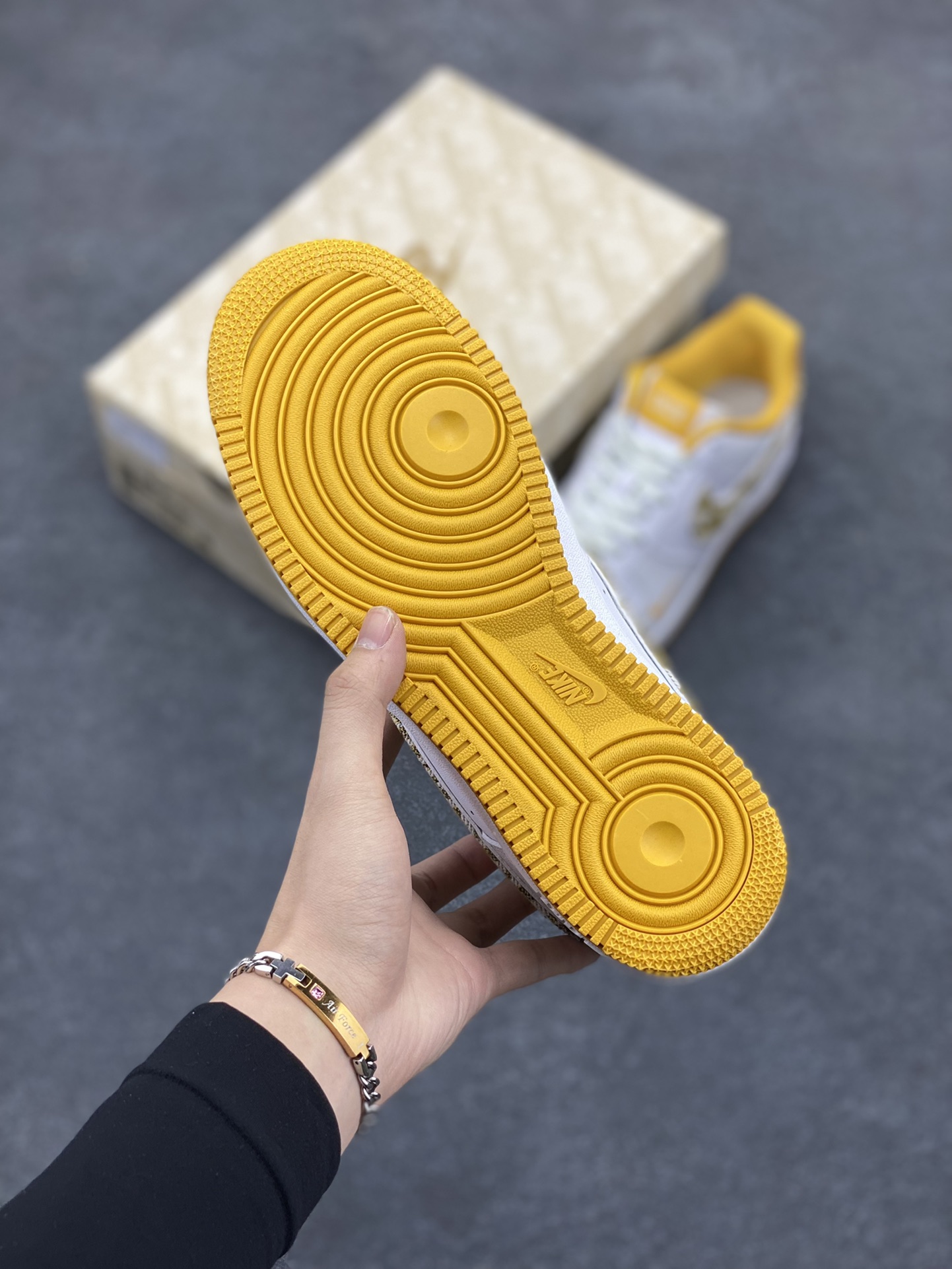 图片[5]-福利特价 NIke Air Force 1 \’07 Low “迪奥联名–黄暗夜行者”空军一号 低帮 运动鞋 休闲鞋 折边针车 工艺难度大 原楦头原纸板 原装鞋盒 定制五金配件 内置全掌气垫 原厂鞋底 发光鞋带搭配发光鞋面 你就是暗夜最闪亮的星 货号：DR6239-838 尺码：36 36.5 37.5 38 38.5 39 40 40.5 41 42 42.5 43 44 44.5 45-选品中心