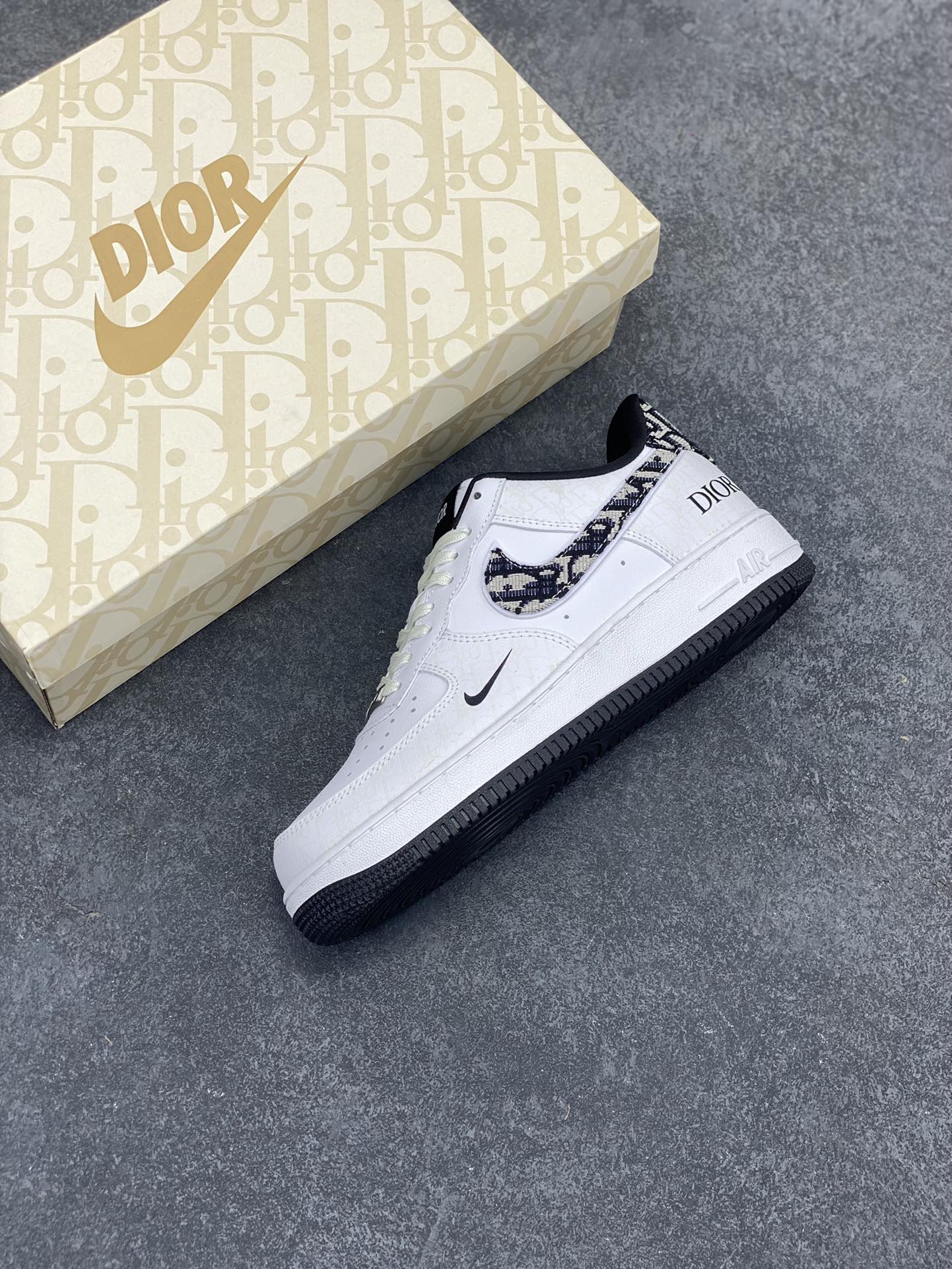 图片[7]-福利特价 NIke Air Force 1 \’07 Low “迪奥联名–黑暗夜行者”空军一号 低帮 运动鞋 休闲鞋 折边针车 工艺难度大 原楦头原纸板 原装鞋盒 定制五金配件 内置全掌气垫 原厂鞋底 发光鞋带搭配发光鞋面 你就是暗夜最闪亮的星 货号：DR6239-837 尺码：36 36.5 37.5 38 38.5 39 40 40.5 41 42 42.5 43 44 44.5 45-选品中心