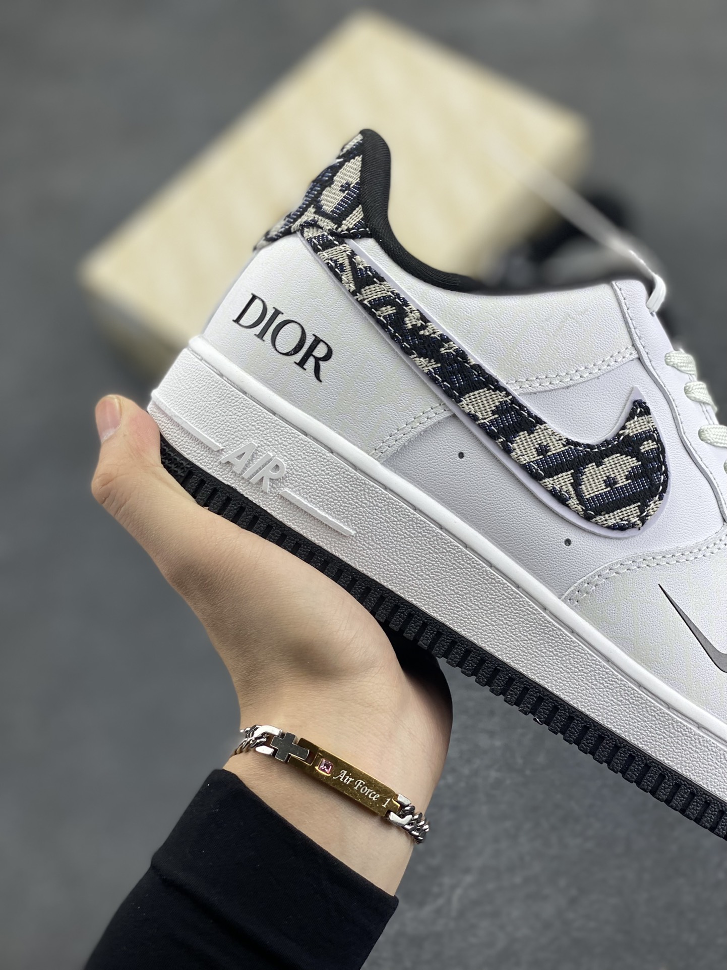 图片[6]-福利特价 NIke Air Force 1 \’07 Low “迪奥联名–黑暗夜行者”空军一号 低帮 运动鞋 休闲鞋 折边针车 工艺难度大 原楦头原纸板 原装鞋盒 定制五金配件 内置全掌气垫 原厂鞋底 发光鞋带搭配发光鞋面 你就是暗夜最闪亮的星 货号：DR6239-837 尺码：36 36.5 37.5 38 38.5 39 40 40.5 41 42 42.5 43 44 44.5 45-选品中心