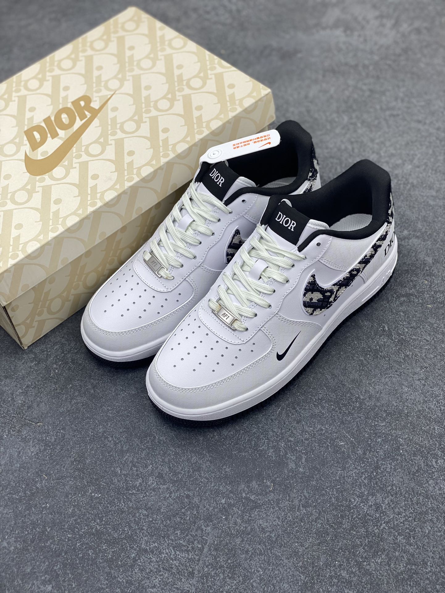 图片[8]-福利特价 NIke Air Force 1 \’07 Low “迪奥联名–黑暗夜行者”空军一号 低帮 运动鞋 休闲鞋 折边针车 工艺难度大 原楦头原纸板 原装鞋盒 定制五金配件 内置全掌气垫 原厂鞋底 发光鞋带搭配发光鞋面 你就是暗夜最闪亮的星 货号：DR6239-837 尺码：36 36.5 37.5 38 38.5 39 40 40.5 41 42 42.5 43 44 44.5 45-选品中心