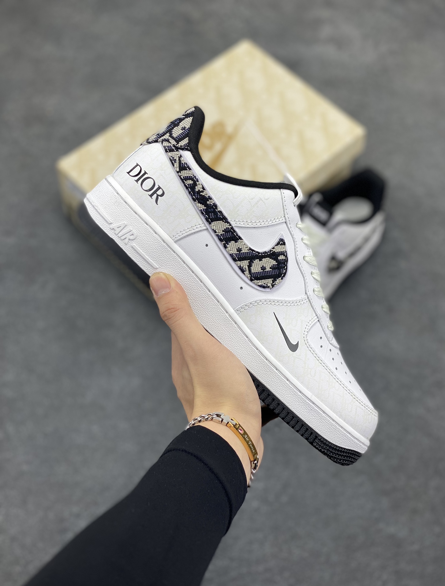 福利特价 NIke Air Force 1 \'07 Low “迪奥联名--黑暗夜行者”空军一号 低帮 运动鞋 休闲鞋 折边针车 工艺难度大 原楦头原纸板 原装鞋盒 定制五金配件 内置全掌气垫 原厂鞋底 发光鞋带搭配发光鞋面 你就是暗夜最闪亮的星 货号：DR6239-837 尺码：36 36.5 37.5 38 38.5 39 40 40.5 41 42 42.5 43 44 44.5 45-选品中心