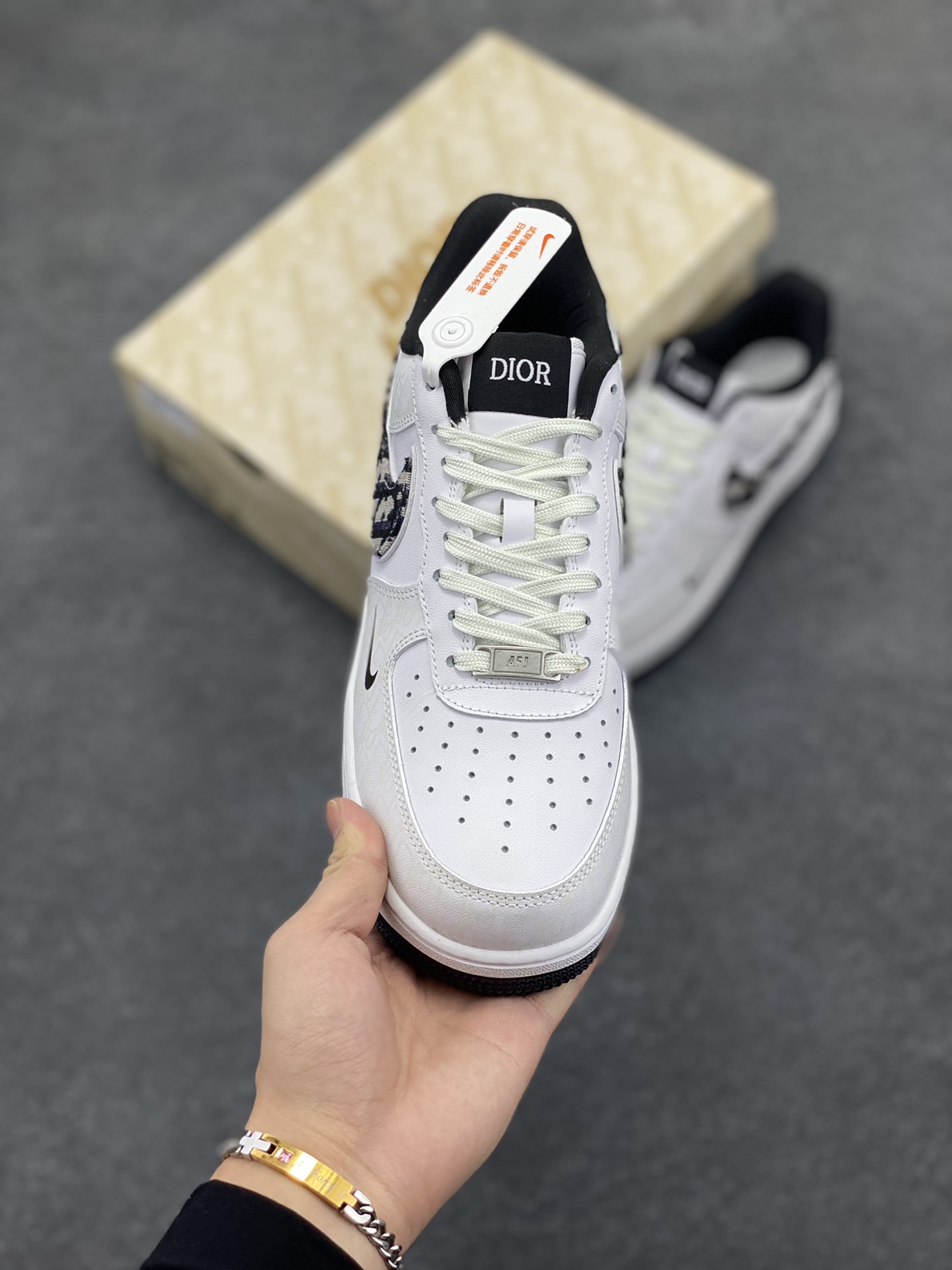 图片[2]-福利特价 NIke Air Force 1 \’07 Low “迪奥联名–黑暗夜行者”空军一号 低帮 运动鞋 休闲鞋 折边针车 工艺难度大 原楦头原纸板 原装鞋盒 定制五金配件 内置全掌气垫 原厂鞋底 发光鞋带搭配发光鞋面 你就是暗夜最闪亮的星 货号：DR6239-837 尺码：36 36.5 37.5 38 38.5 39 40 40.5 41 42 42.5 43 44 44.5 45-选品中心