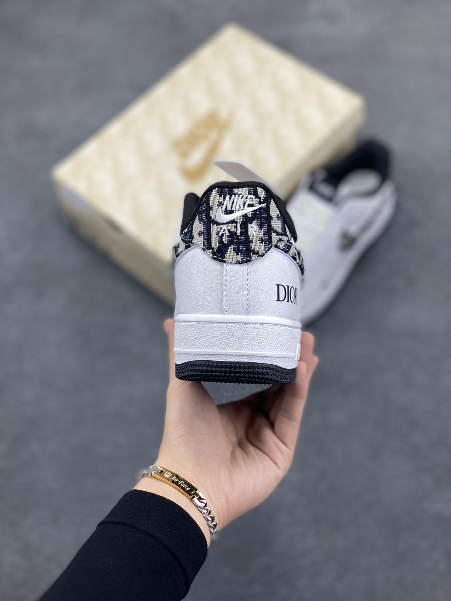 图片[4]-福利特价 NIke Air Force 1 \’07 Low “迪奥联名–黑暗夜行者”空军一号 低帮 运动鞋 休闲鞋 折边针车 工艺难度大 原楦头原纸板 原装鞋盒 定制五金配件 内置全掌气垫 原厂鞋底 发光鞋带搭配发光鞋面 你就是暗夜最闪亮的星 货号：DR6239-837 尺码：36 36.5 37.5 38 38.5 39 40 40.5 41 42 42.5 43 44 44.5 45-选品中心