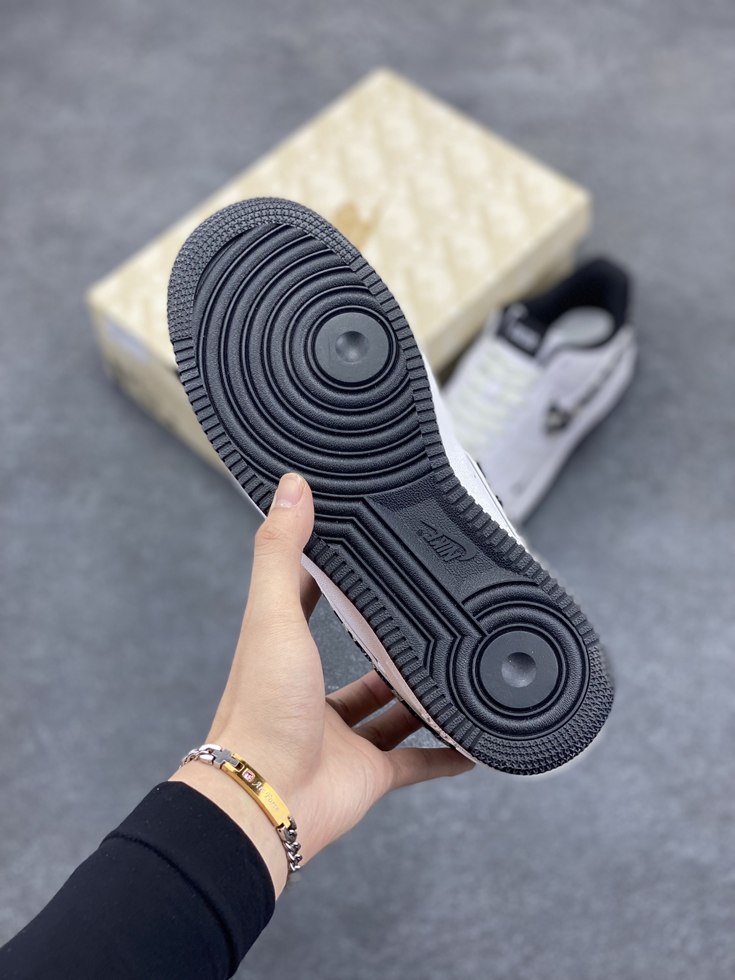 图片[5]-福利特价 NIke Air Force 1 \’07 Low “迪奥联名–黑暗夜行者”空军一号 低帮 运动鞋 休闲鞋 折边针车 工艺难度大 原楦头原纸板 原装鞋盒 定制五金配件 内置全掌气垫 原厂鞋底 发光鞋带搭配发光鞋面 你就是暗夜最闪亮的星 货号：DR6239-837 尺码：36 36.5 37.5 38 38.5 39 40 40.5 41 42 42.5 43 44 44.5 45-选品中心