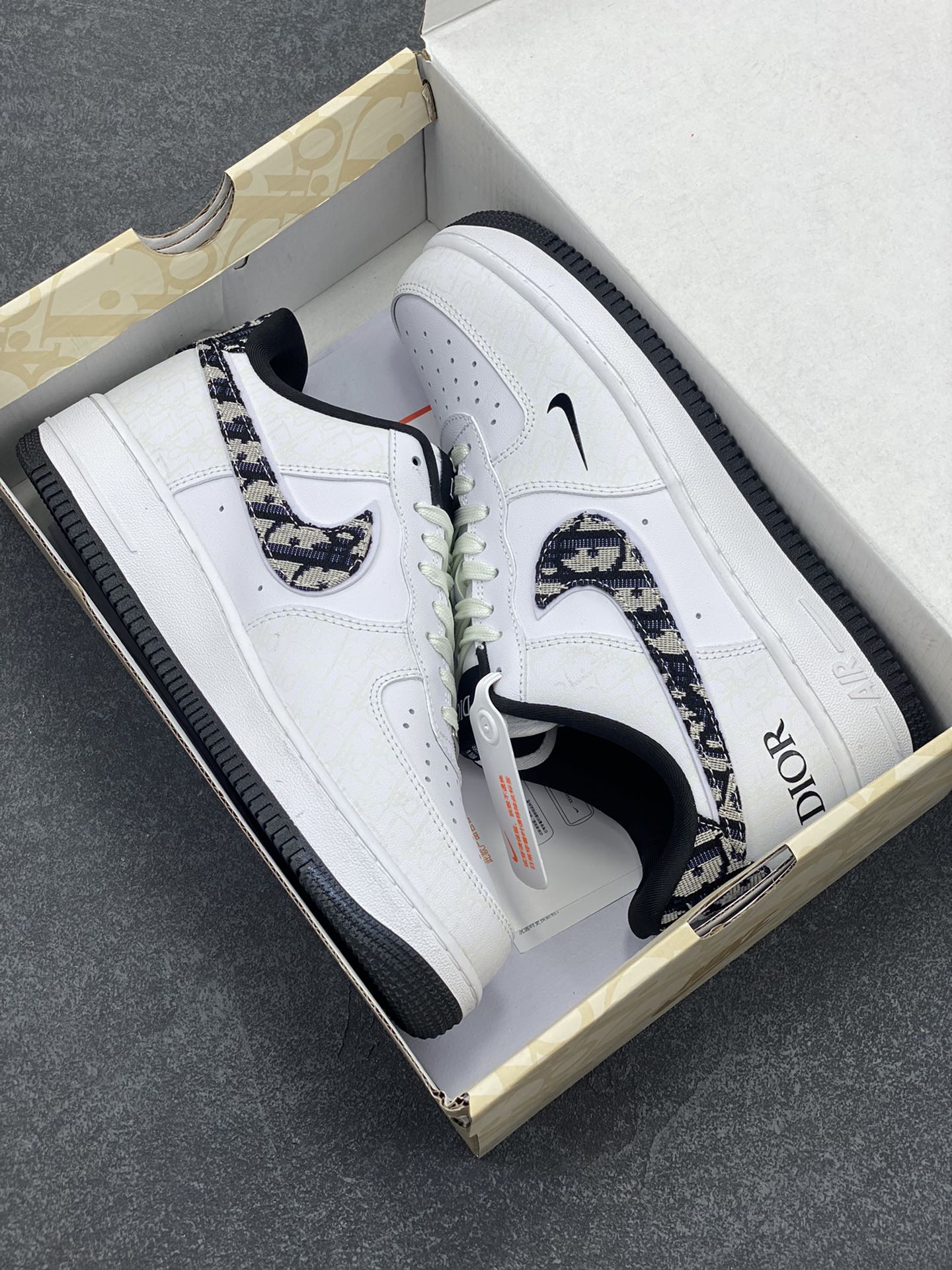 图片[9]-福利特价 NIke Air Force 1 \’07 Low “迪奥联名–黑暗夜行者”空军一号 低帮 运动鞋 休闲鞋 折边针车 工艺难度大 原楦头原纸板 原装鞋盒 定制五金配件 内置全掌气垫 原厂鞋底 发光鞋带搭配发光鞋面 你就是暗夜最闪亮的星 货号：DR6239-837 尺码：36 36.5 37.5 38 38.5 39 40 40.5 41 42 42.5 43 44 44.5 45-选品中心