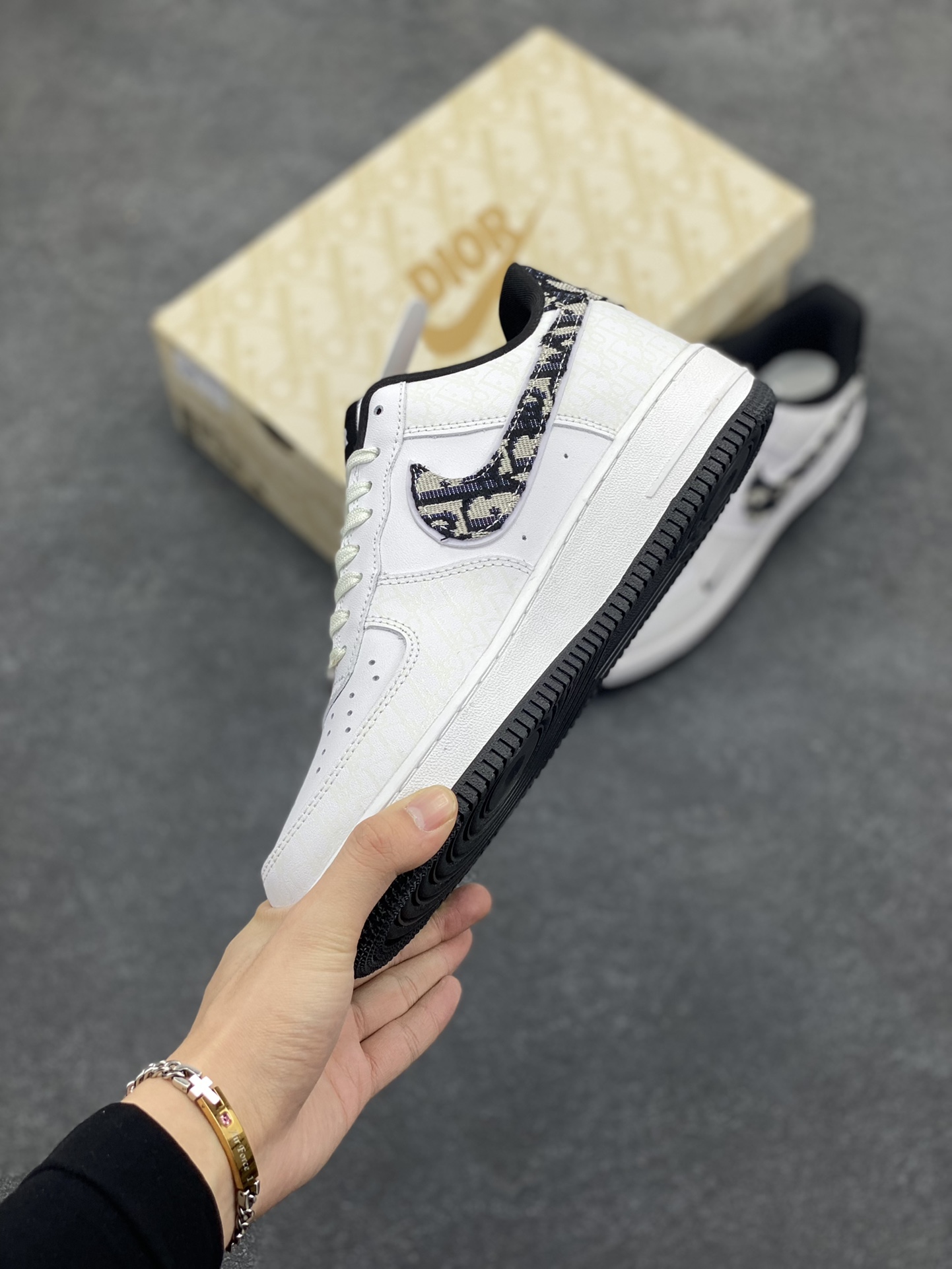 图片[3]-福利特价 NIke Air Force 1 \’07 Low “迪奥联名–黑暗夜行者”空军一号 低帮 运动鞋 休闲鞋 折边针车 工艺难度大 原楦头原纸板 原装鞋盒 定制五金配件 内置全掌气垫 原厂鞋底 发光鞋带搭配发光鞋面 你就是暗夜最闪亮的星 货号：DR6239-837 尺码：36 36.5 37.5 38 38.5 39 40 40.5 41 42 42.5 43 44 44.5 45-选品中心