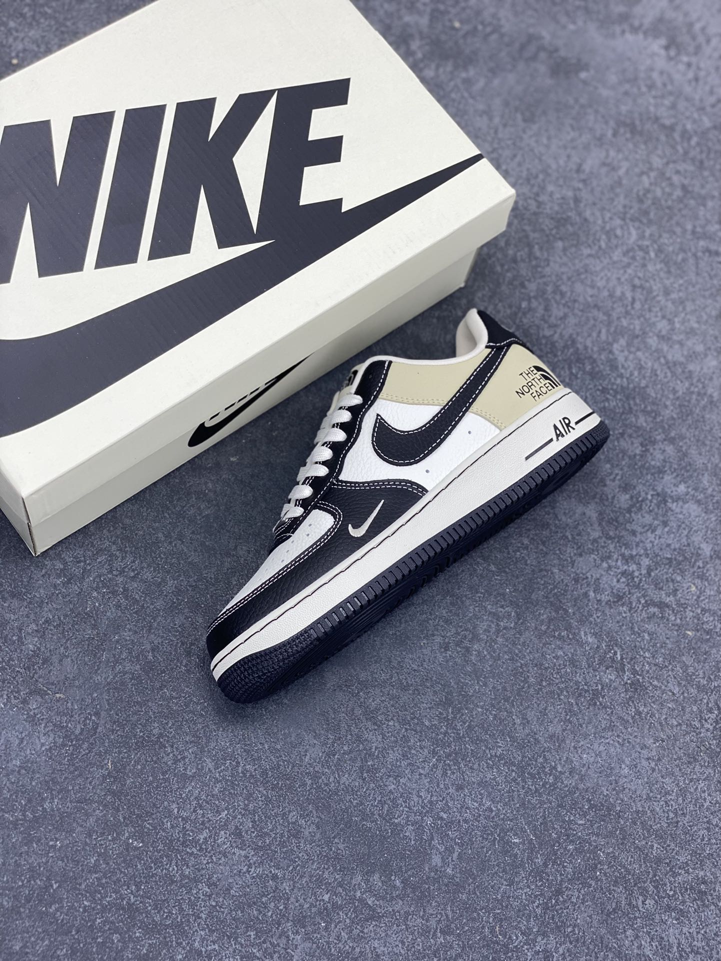 图片[7]-NIke Air Force 1 \’07 Low “北面联名–荔纹黑”空军一号 低帮 运动鞋 休闲鞋 折边针车 工艺难度大 原楦头原纸板 原装鞋盒 定制五金配件 内置全掌气垫 原厂鞋底 货号：CH6336-513 尺码：36 36.5 37.5 38 38.5 39 40 40.5 41 42 42.5 43 44 44.5 45-选品中心