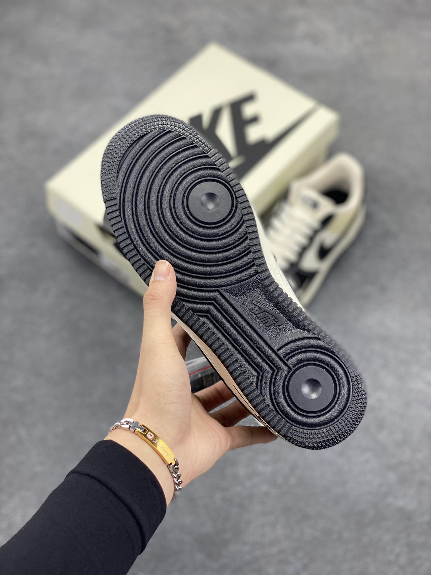 图片[5]-NIke Air Force 1 \’07 Low “北面联名–荔纹黑”空军一号 低帮 运动鞋 休闲鞋 折边针车 工艺难度大 原楦头原纸板 原装鞋盒 定制五金配件 内置全掌气垫 原厂鞋底 货号：CH6336-513 尺码：36 36.5 37.5 38 38.5 39 40 40.5 41 42 42.5 43 44 44.5 45-选品中心