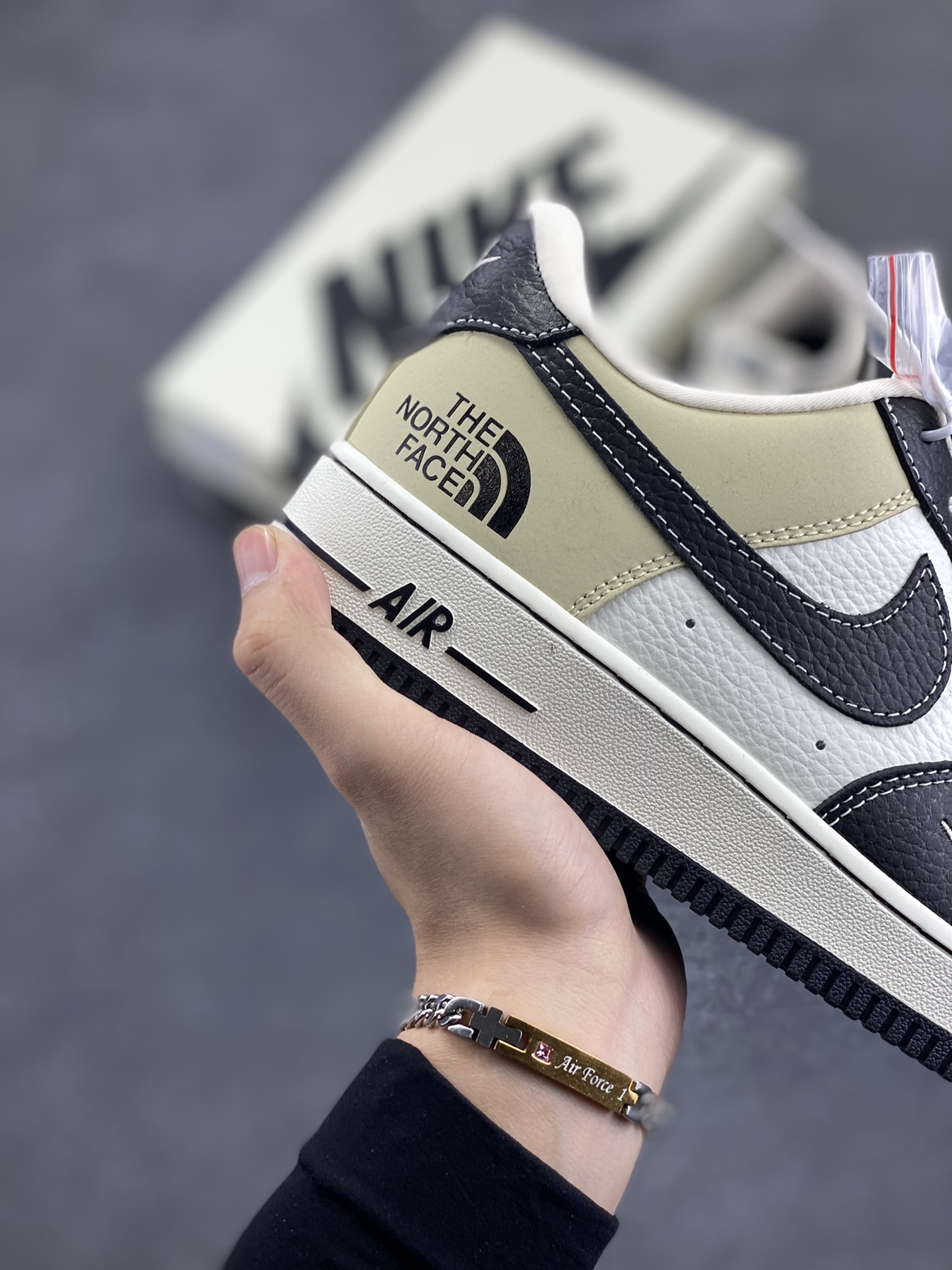 图片[6]-NIke Air Force 1 \’07 Low “北面联名–荔纹黑”空军一号 低帮 运动鞋 休闲鞋 折边针车 工艺难度大 原楦头原纸板 原装鞋盒 定制五金配件 内置全掌气垫 原厂鞋底 货号：CH6336-513 尺码：36 36.5 37.5 38 38.5 39 40 40.5 41 42 42.5 43 44 44.5 45-选品中心