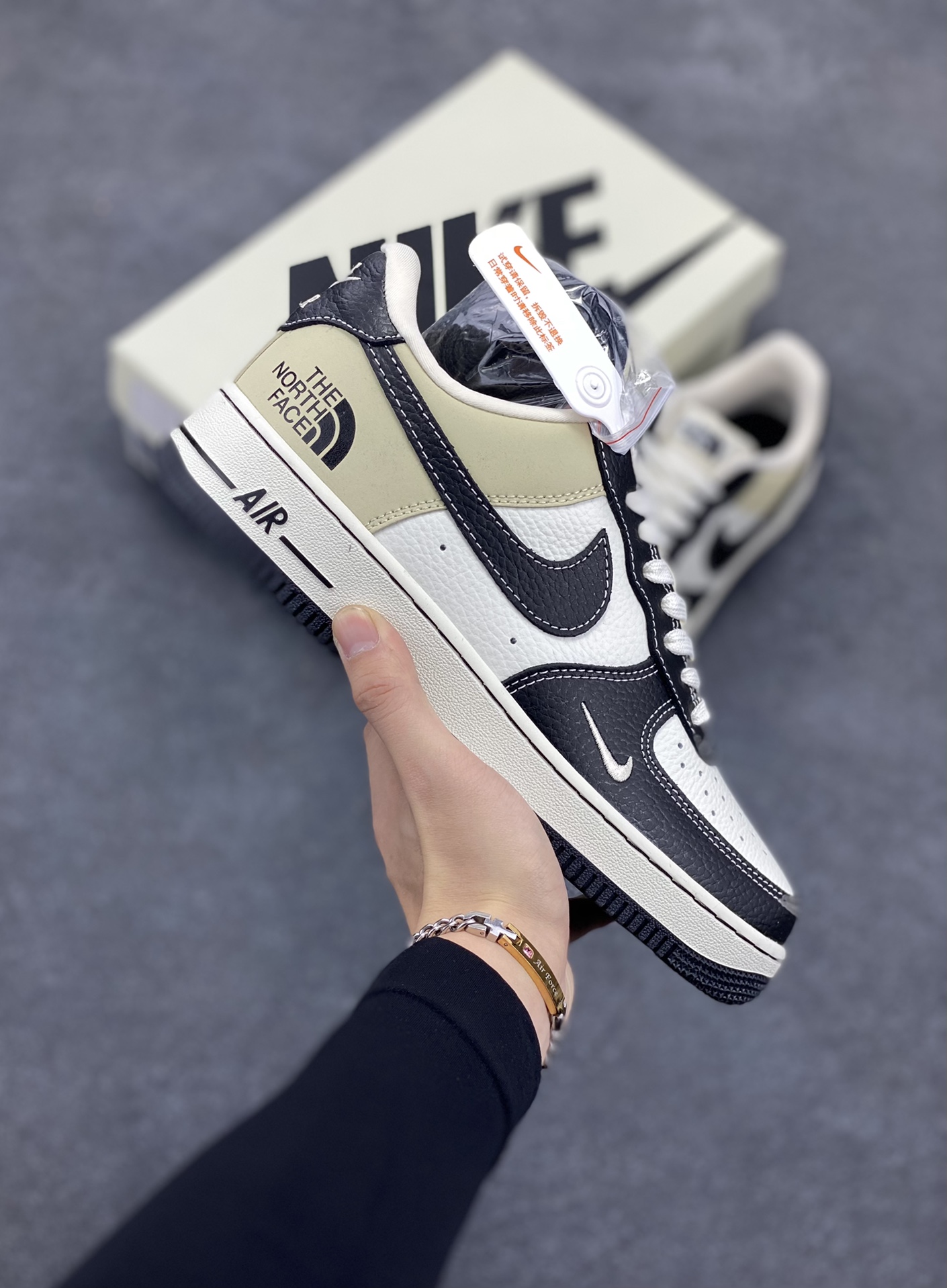 NIke Air Force 1 \’07 Low “北面联名–荔纹黑”空军一号 低帮 运动鞋 休闲鞋 折边针车 工艺难度大 原楦头原纸板 原装鞋盒 定制五金配件 内置全掌气垫 原厂鞋底 货号:CH6336-513 尺码:36 36.5 37.5 38 38.5 39 40 40.5 41 42 42.5 43 44 44.5 45-选品中心