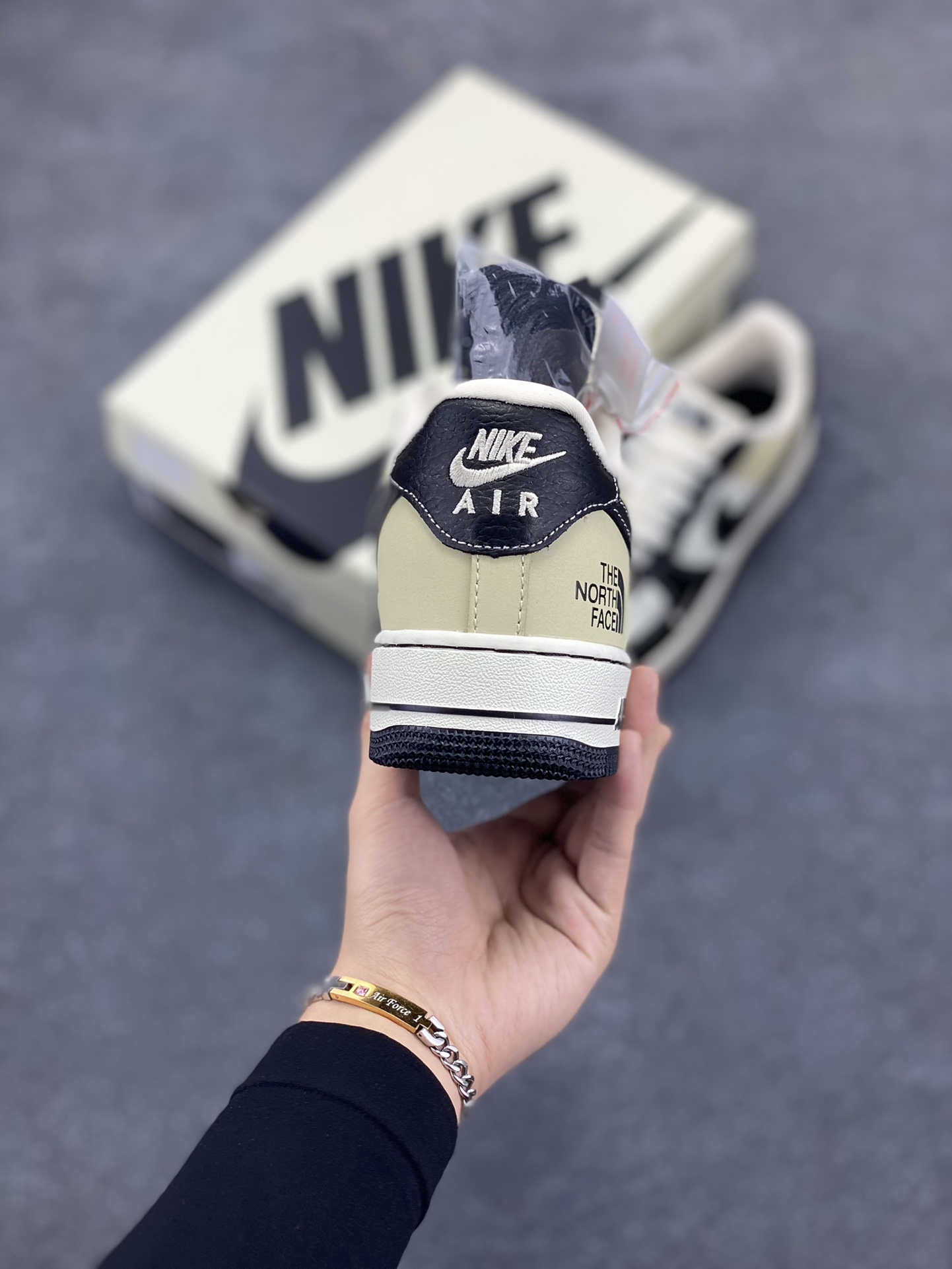 图片[4]-NIke Air Force 1 \’07 Low “北面联名–荔纹黑”空军一号 低帮 运动鞋 休闲鞋 折边针车 工艺难度大 原楦头原纸板 原装鞋盒 定制五金配件 内置全掌气垫 原厂鞋底 货号：CH6336-513 尺码：36 36.5 37.5 38 38.5 39 40 40.5 41 42 42.5 43 44 44.5 45-选品中心