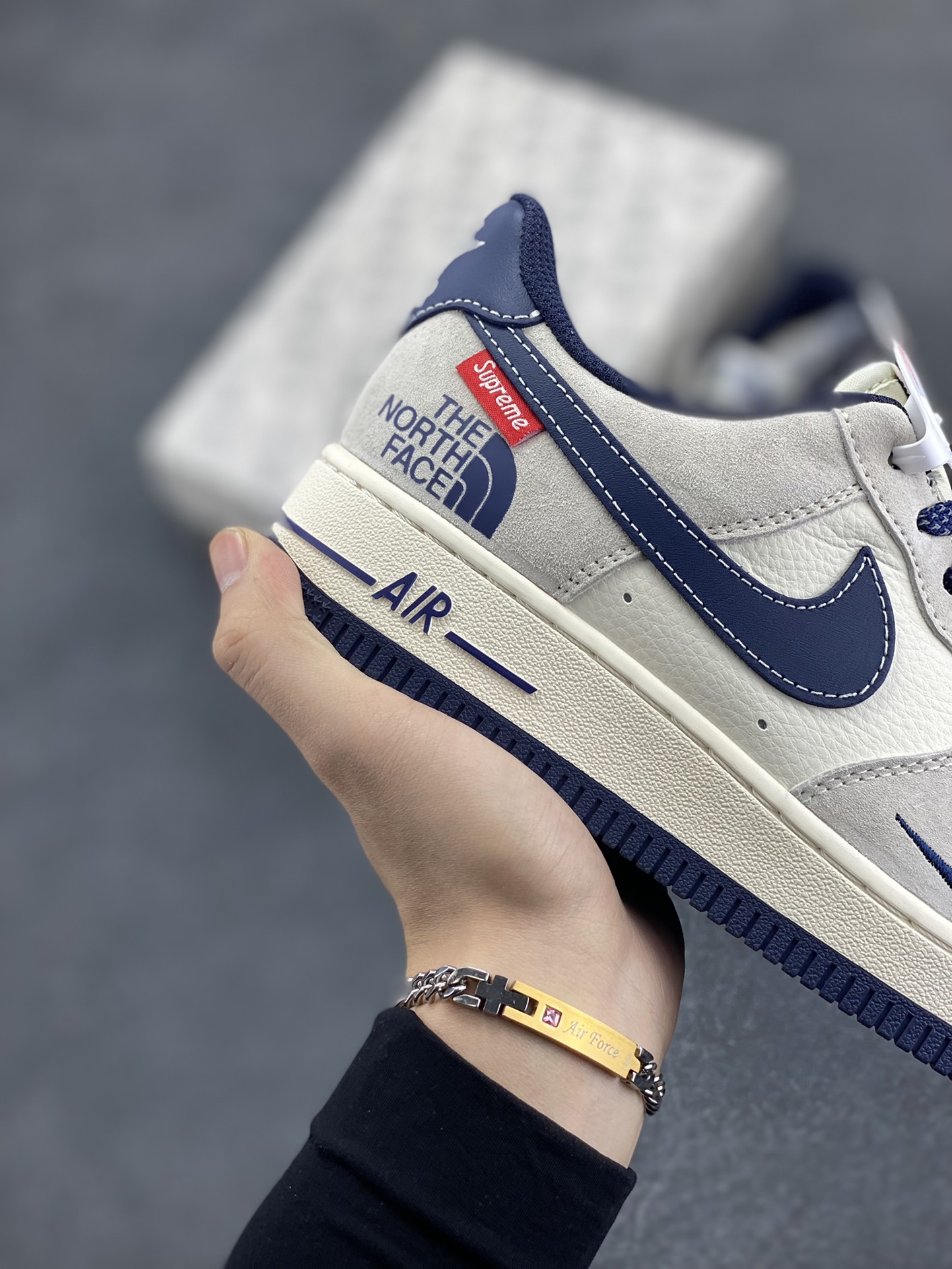 图片[6]-NIke Air Force 1 \’07 Low “Supreme北面联名–猪八深蓝”空军一号 低帮 运动鞋 休闲鞋 折边针车 工艺难度大 原楦头原纸板 原装鞋盒 定制五金配件 内置全掌气垫 原厂鞋底 货号：XZ6188-118 尺码：36 36.5 37.5 38 38.5 39 40 40.5 41 42 42.5 43 44 44.5 45-选品中心