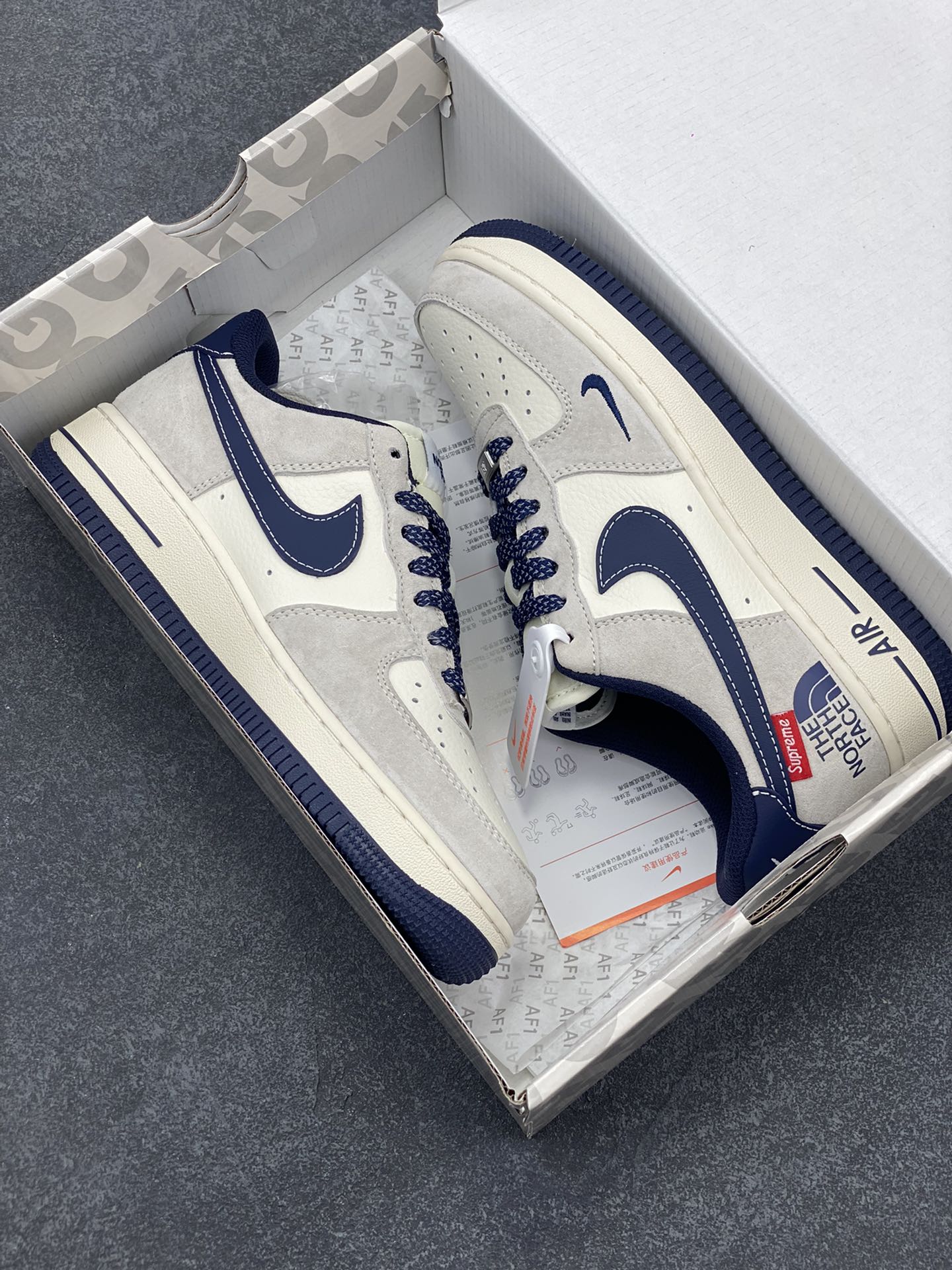 图片[9]-NIke Air Force 1 \’07 Low “Supreme北面联名–猪八深蓝”空军一号 低帮 运动鞋 休闲鞋 折边针车 工艺难度大 原楦头原纸板 原装鞋盒 定制五金配件 内置全掌气垫 原厂鞋底 货号：XZ6188-118 尺码：36 36.5 37.5 38 38.5 39 40 40.5 41 42 42.5 43 44 44.5 45-选品中心