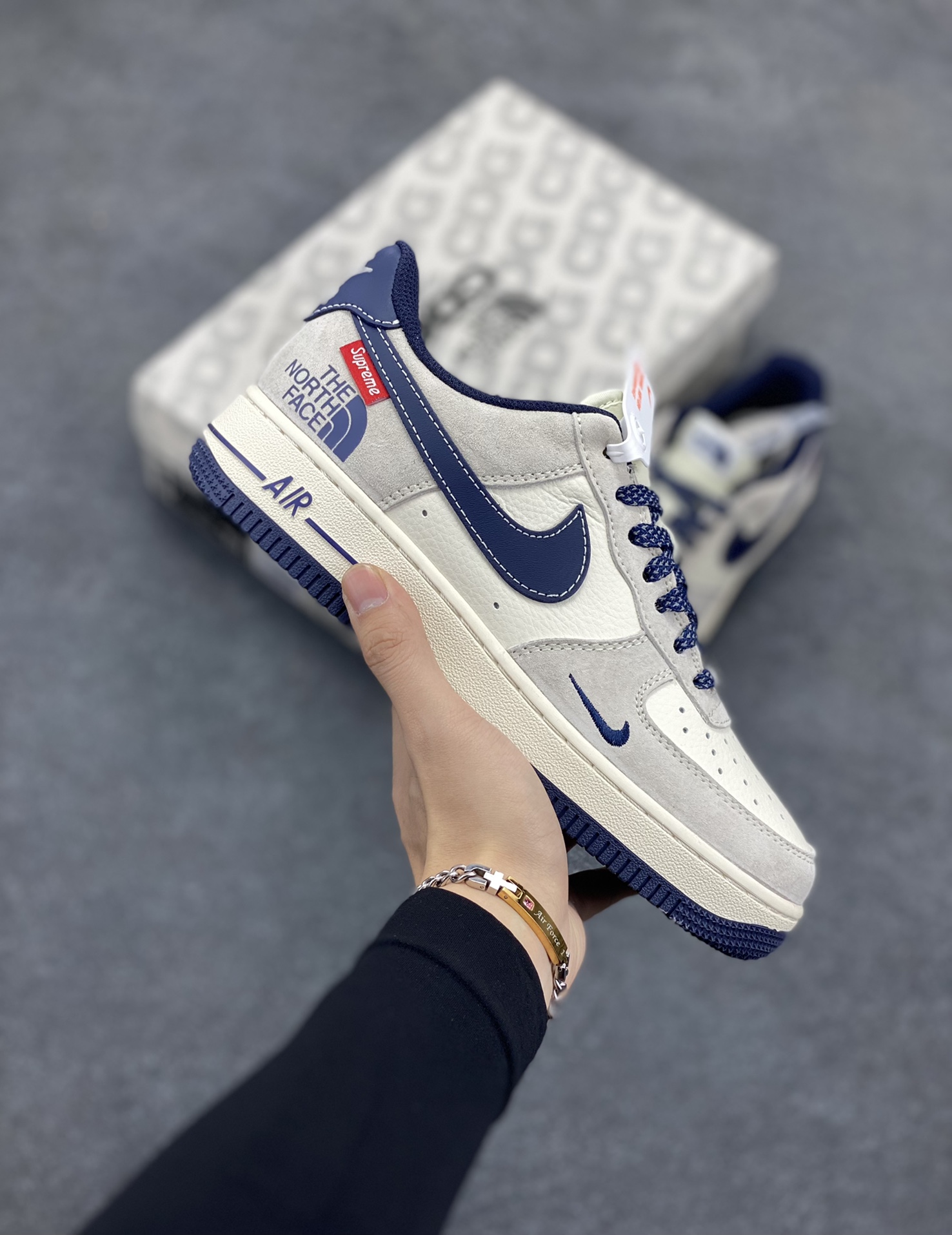 NIke Air Force 1 \'07 Low “Supreme北面联名--猪八深蓝”空军一号 低帮 运动鞋 休闲鞋 折边针车 工艺难度大 原楦头原纸板 原装鞋盒 定制五金配件 内置全掌气垫 原厂鞋底 货号：XZ6188-118 尺码：36 36.5 37.5 38 38.5 39 40 40.5 41 42 42.5 43 44 44.5 45-选品中心