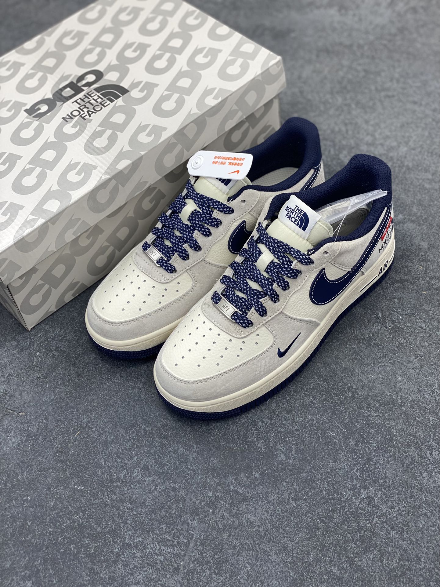 图片[8]-NIke Air Force 1 \’07 Low “Supreme北面联名–猪八深蓝”空军一号 低帮 运动鞋 休闲鞋 折边针车 工艺难度大 原楦头原纸板 原装鞋盒 定制五金配件 内置全掌气垫 原厂鞋底 货号：XZ6188-118 尺码：36 36.5 37.5 38 38.5 39 40 40.5 41 42 42.5 43 44 44.5 45-选品中心