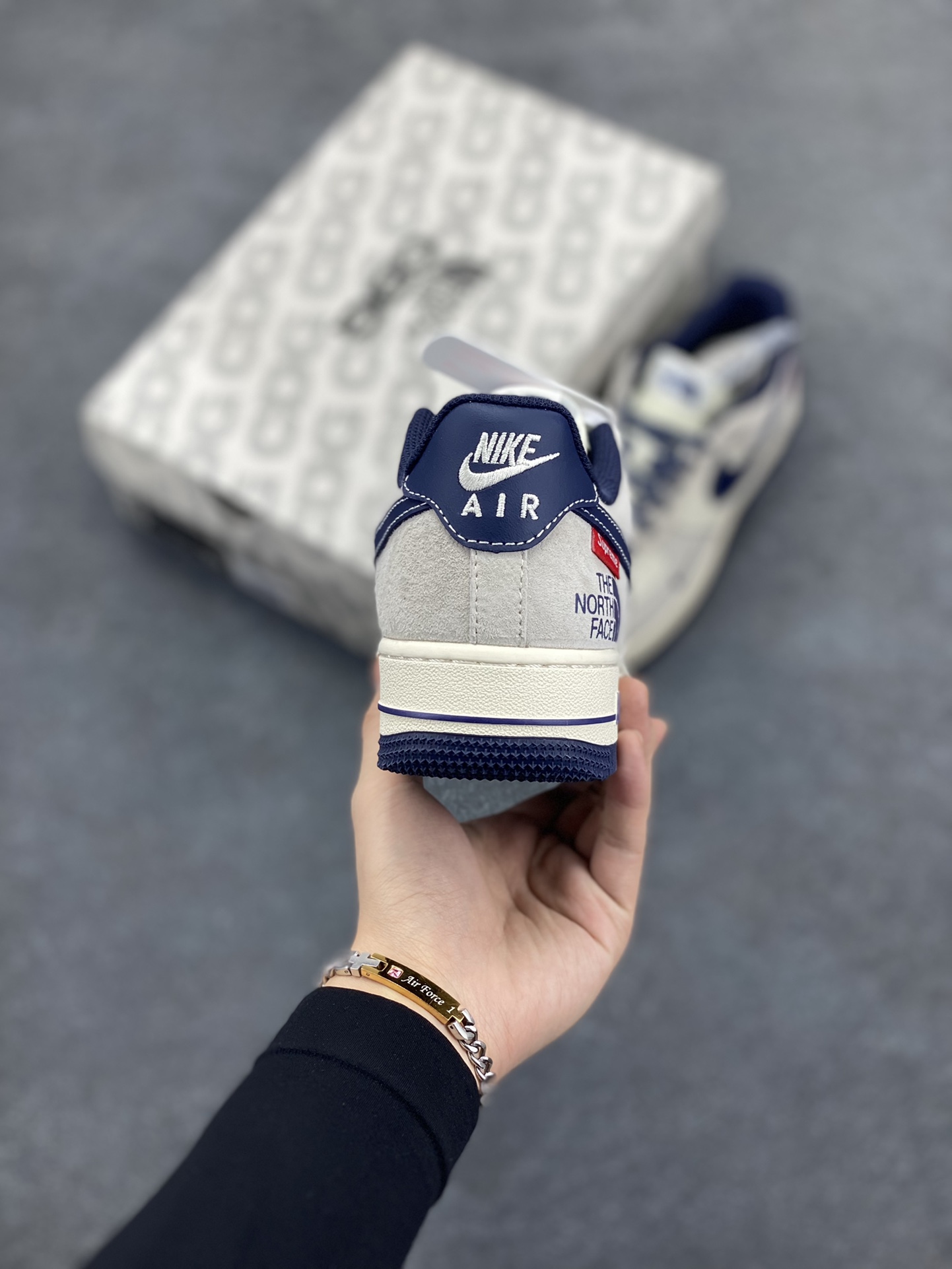图片[4]-NIke Air Force 1 \’07 Low “Supreme北面联名–猪八深蓝”空军一号 低帮 运动鞋 休闲鞋 折边针车 工艺难度大 原楦头原纸板 原装鞋盒 定制五金配件 内置全掌气垫 原厂鞋底 货号：XZ6188-118 尺码：36 36.5 37.5 38 38.5 39 40 40.5 41 42 42.5 43 44 44.5 45-选品中心