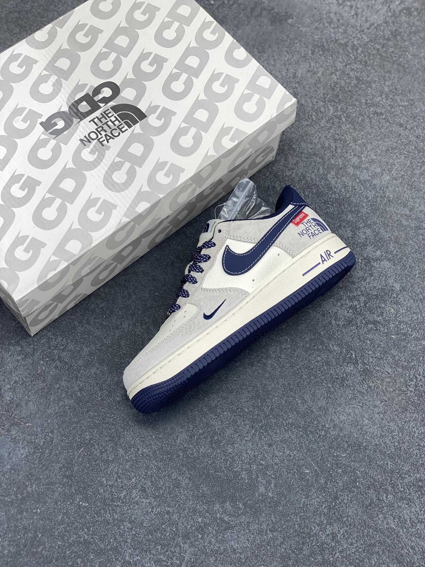 图片[7]-NIke Air Force 1 \’07 Low “Supreme北面联名–猪八深蓝”空军一号 低帮 运动鞋 休闲鞋 折边针车 工艺难度大 原楦头原纸板 原装鞋盒 定制五金配件 内置全掌气垫 原厂鞋底 货号：XZ6188-118 尺码：36 36.5 37.5 38 38.5 39 40 40.5 41 42 42.5 43 44 44.5 45-选品中心