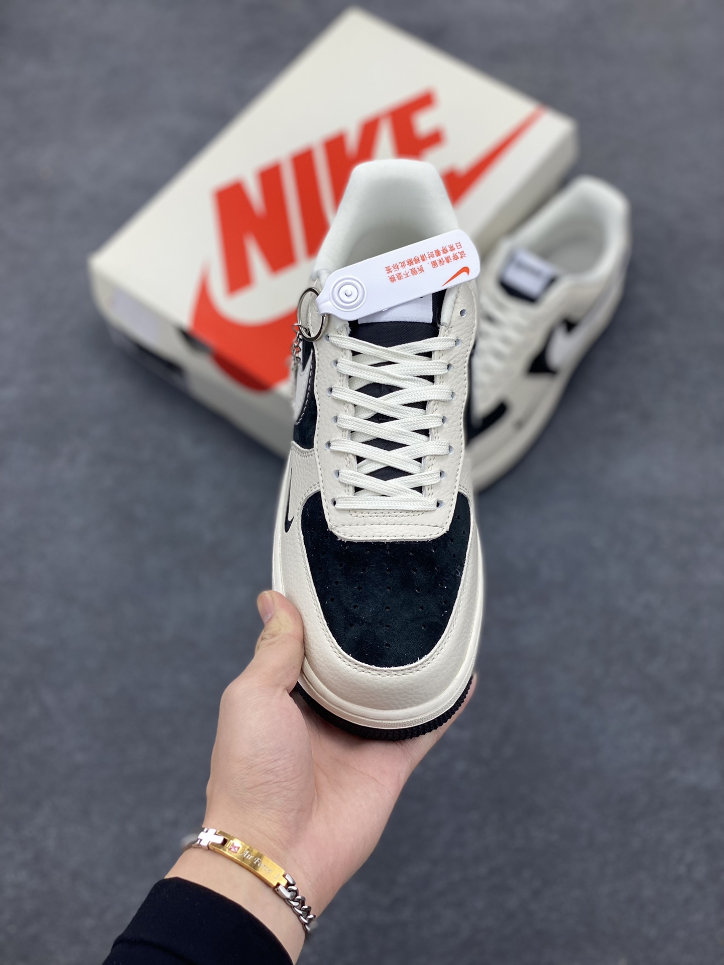 图片[2]-NIke Air Force 1 \’07 Low “Supreme联名–米黑双勾”空军一号 低帮 运动鞋 休闲鞋 折边针车 工艺难度大 原楦头原纸板 原装鞋盒 定制五金配件 内置全掌气垫 原厂鞋底 货号：DF0188-019 尺码：36 36.5 37.5 38 38.5 39 40 40.5 41 42 42.5 43 44 44.5 45-选品中心