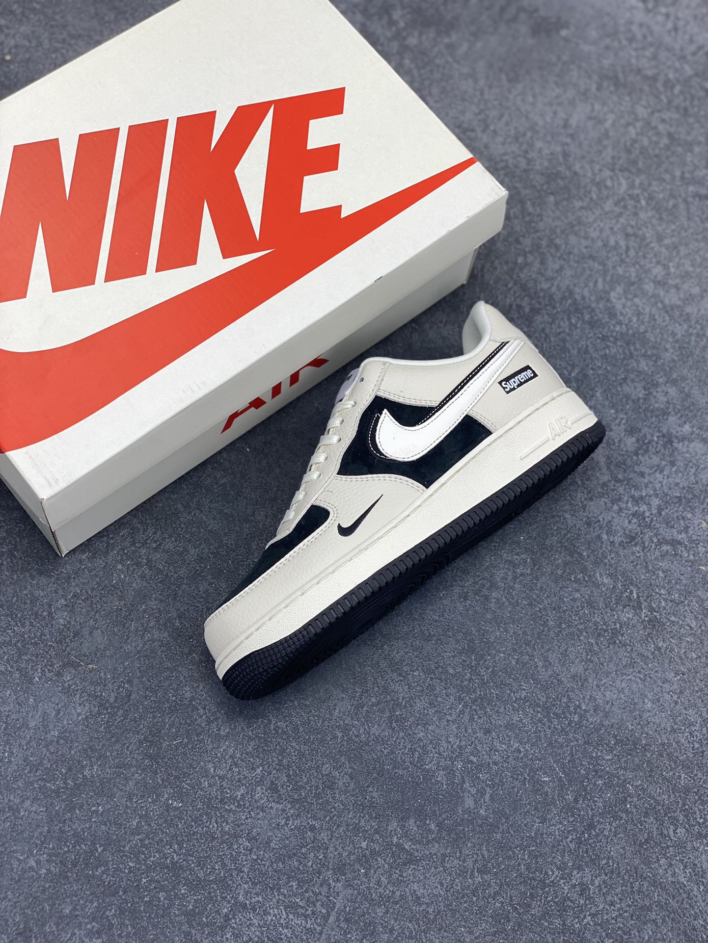 图片[7]-NIke Air Force 1 \’07 Low “Supreme联名–米黑双勾”空军一号 低帮 运动鞋 休闲鞋 折边针车 工艺难度大 原楦头原纸板 原装鞋盒 定制五金配件 内置全掌气垫 原厂鞋底 货号：DF0188-019 尺码：36 36.5 37.5 38 38.5 39 40 40.5 41 42 42.5 43 44 44.5 45-选品中心