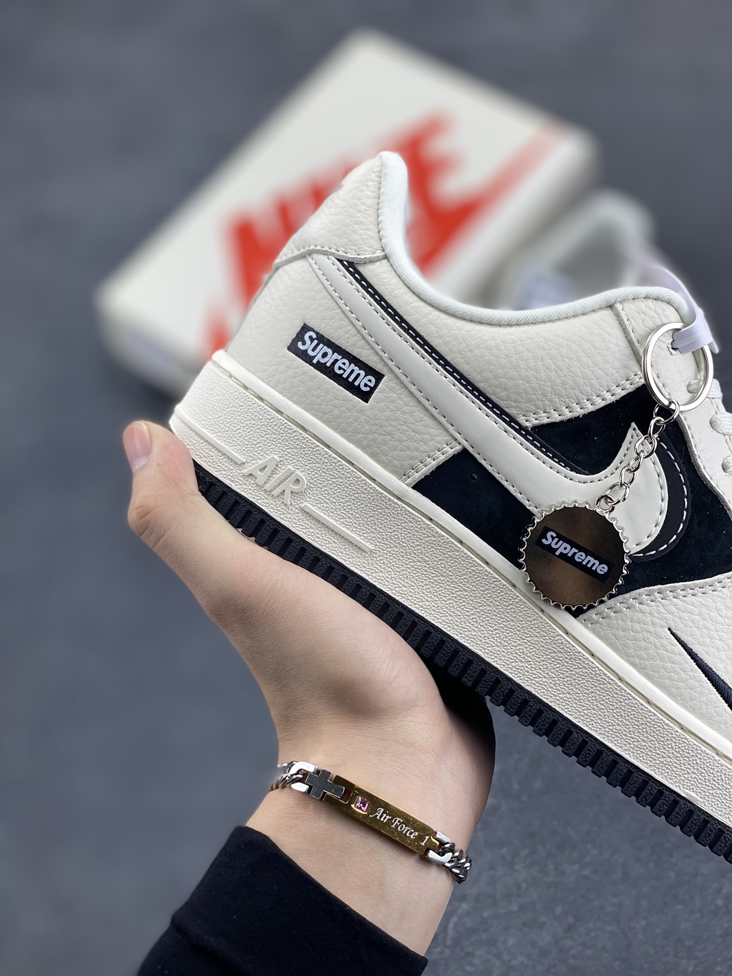 图片[6]-NIke Air Force 1 \’07 Low “Supreme联名–米黑双勾”空军一号 低帮 运动鞋 休闲鞋 折边针车 工艺难度大 原楦头原纸板 原装鞋盒 定制五金配件 内置全掌气垫 原厂鞋底 货号：DF0188-019 尺码：36 36.5 37.5 38 38.5 39 40 40.5 41 42 42.5 43 44 44.5 45-选品中心