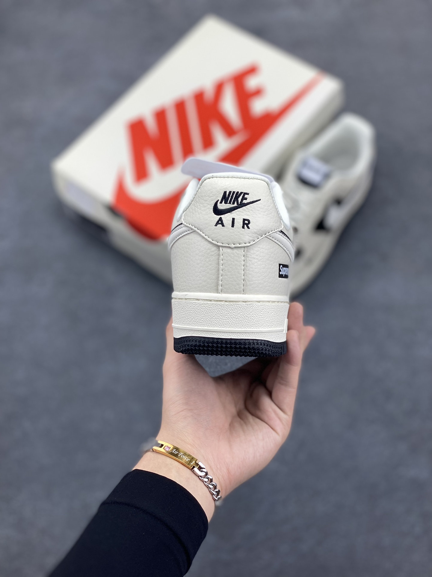 图片[4]-NIke Air Force 1 \’07 Low “Supreme联名–米黑双勾”空军一号 低帮 运动鞋 休闲鞋 折边针车 工艺难度大 原楦头原纸板 原装鞋盒 定制五金配件 内置全掌气垫 原厂鞋底 货号：DF0188-019 尺码：36 36.5 37.5 38 38.5 39 40 40.5 41 42 42.5 43 44 44.5 45-选品中心