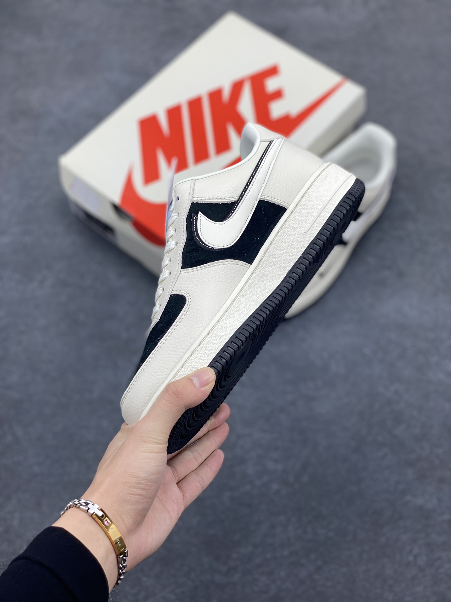 图片[3]-NIke Air Force 1 \’07 Low “Supreme联名–米黑双勾”空军一号 低帮 运动鞋 休闲鞋 折边针车 工艺难度大 原楦头原纸板 原装鞋盒 定制五金配件 内置全掌气垫 原厂鞋底 货号：DF0188-019 尺码：36 36.5 37.5 38 38.5 39 40 40.5 41 42 42.5 43 44 44.5 45-选品中心