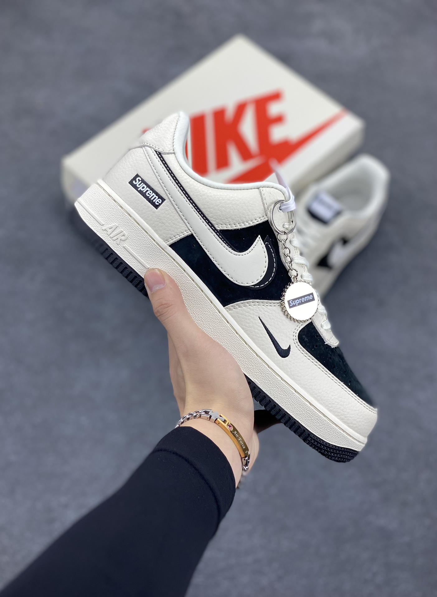NIke Air Force 1 \’07 Low “Supreme联名–米黑双勾”空军一号 低帮 运动鞋 休闲鞋 折边针车 工艺难度大 原楦头原纸板 原装鞋盒 定制五金配件 内置全掌气垫 原厂鞋底 货号:DF0188-019 尺码:36 36.5 37.5 38 38.5 39 40 40.5 41 42 42.5 43 44 44.5 45-选品中心
