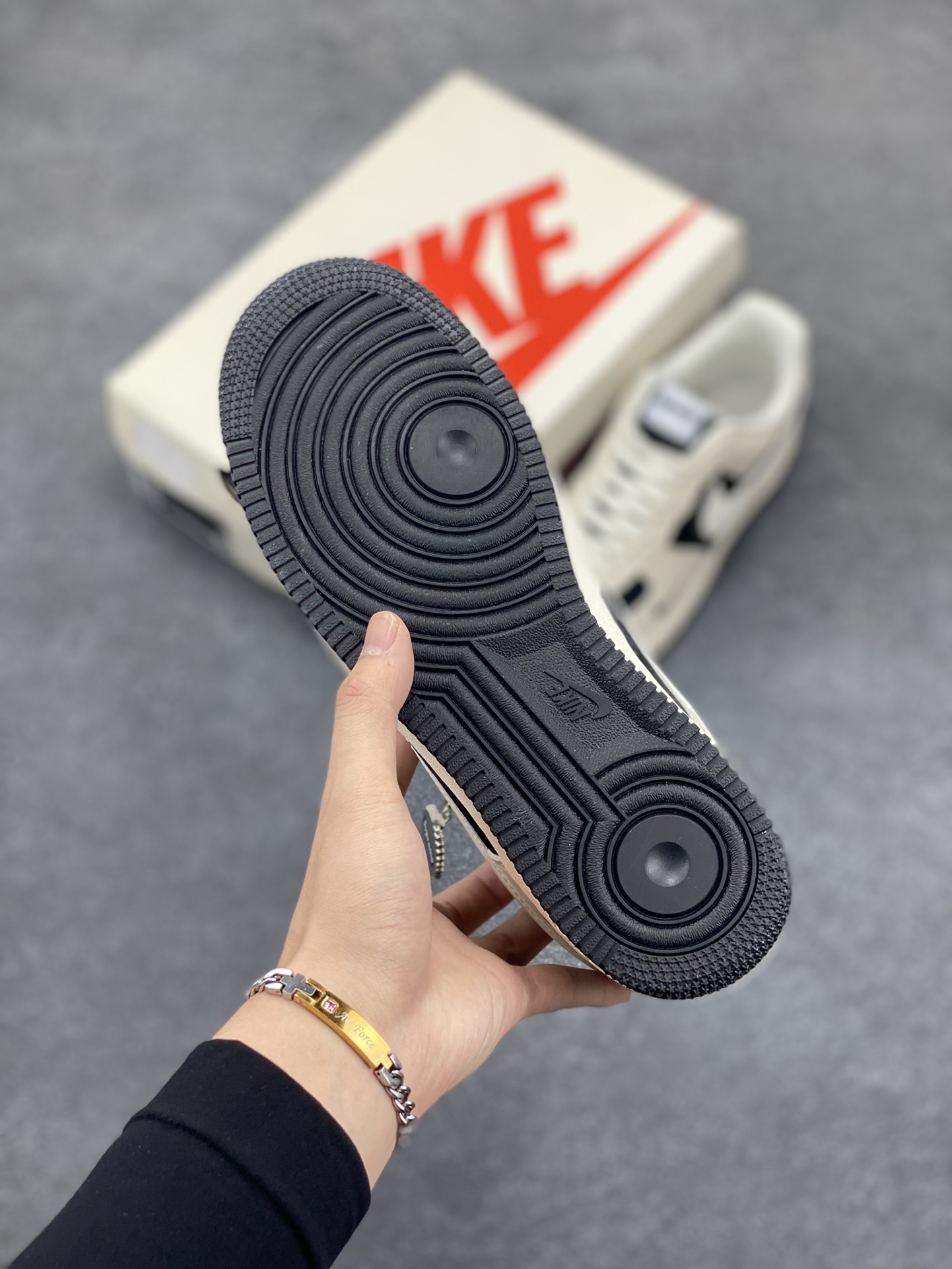 图片[5]-NIke Air Force 1 \’07 Low “Supreme联名–米黑双勾”空军一号 低帮 运动鞋 休闲鞋 折边针车 工艺难度大 原楦头原纸板 原装鞋盒 定制五金配件 内置全掌气垫 原厂鞋底 货号：DF0188-019 尺码：36 36.5 37.5 38 38.5 39 40 40.5 41 42 42.5 43 44 44.5 45-选品中心