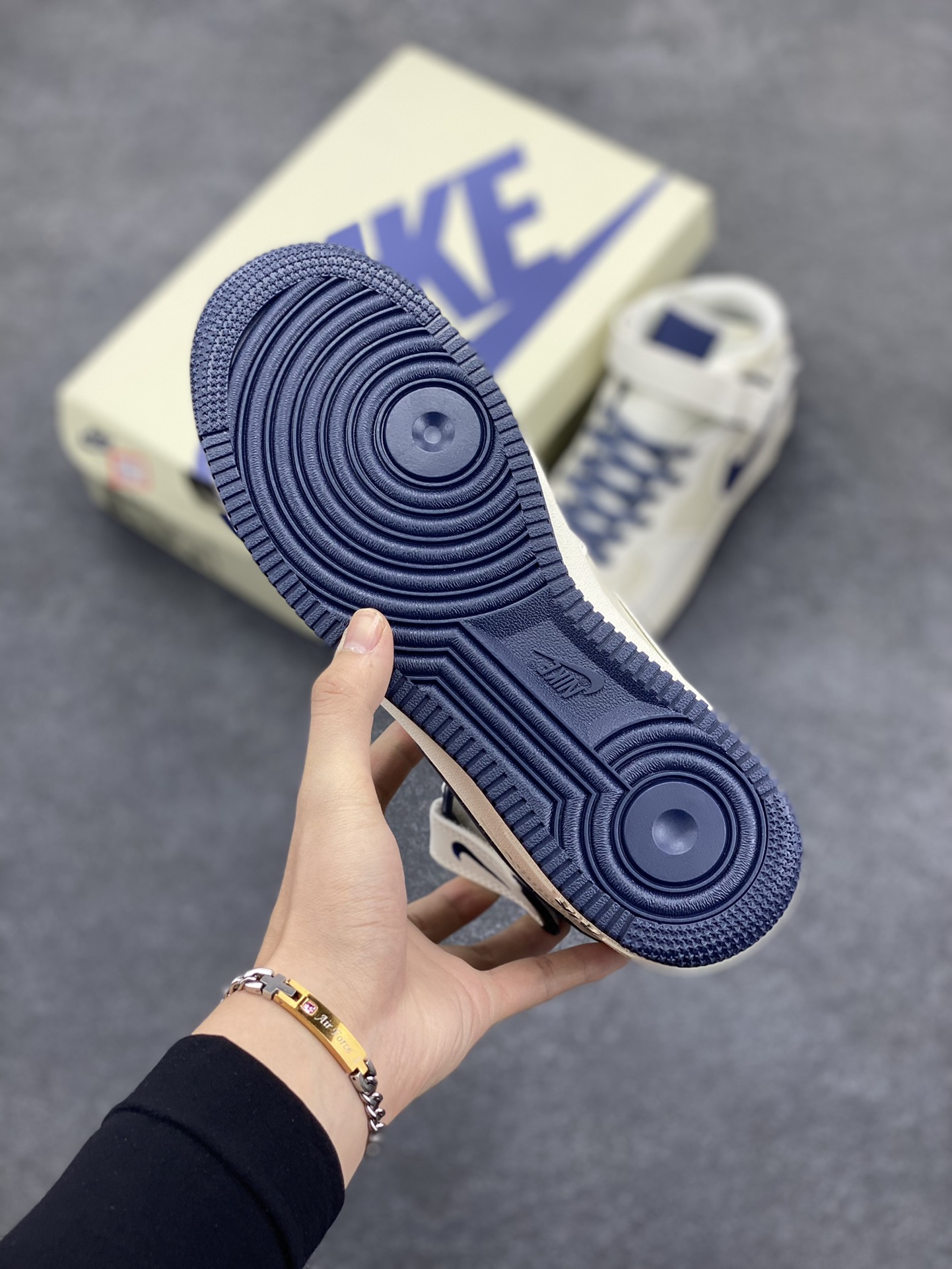 图片[5]-Nike Air Force 1 MID 米深蓝 满天星中帮空军一号休闲板鞋 客供高亮3m反光 定制头成皮料 定制鞋盒 原楦原纸板 纯正版型 内置全掌气垫 货号：SH0235-566 尺码：36 36.5 37.5 38 38.5 39 40 40.5 41 42 42.5 43 44 44.5 45-选品中心