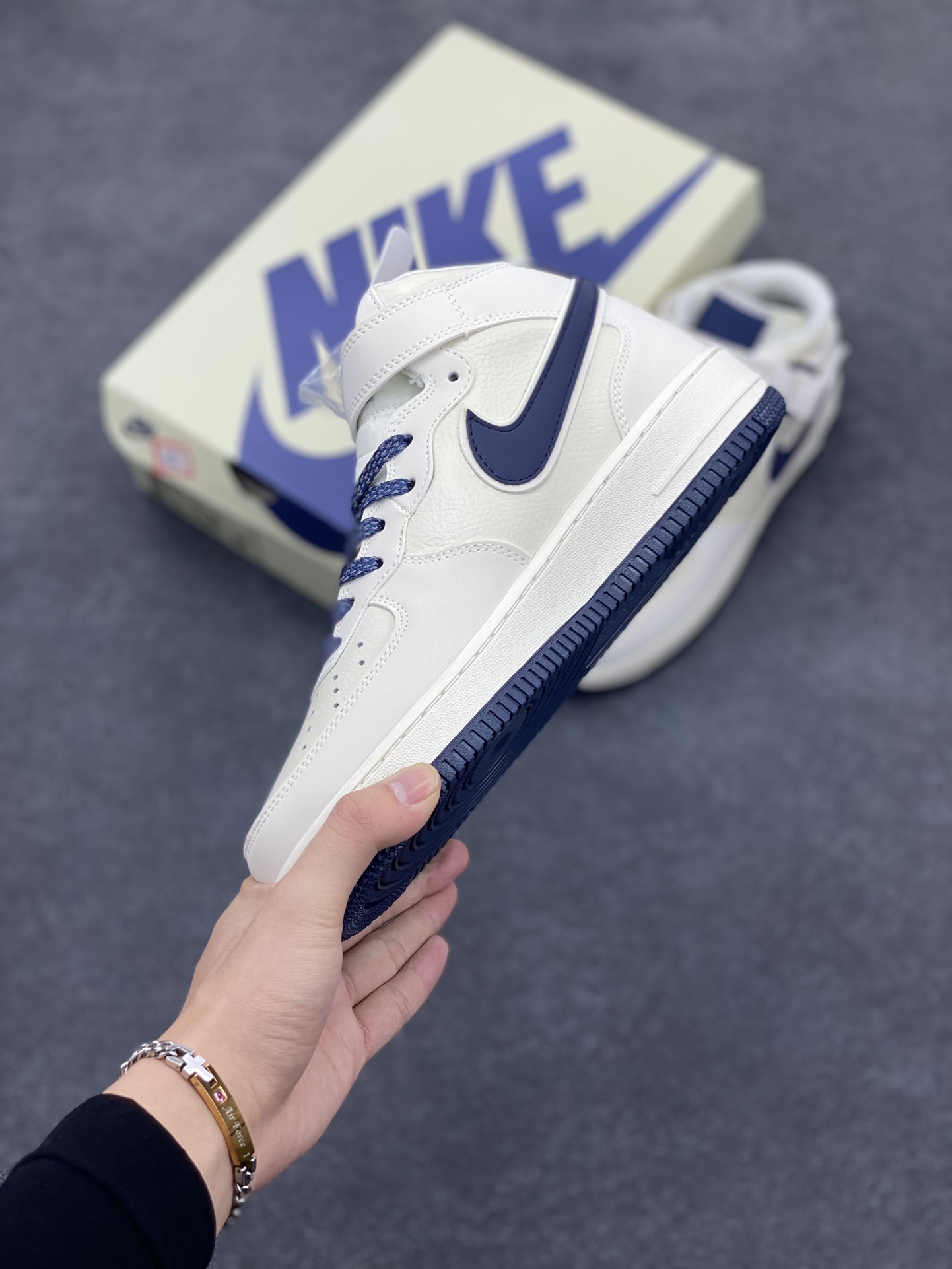 图片[3]-Nike Air Force 1 MID 米深蓝 满天星中帮空军一号休闲板鞋 客供高亮3m反光 定制头成皮料 定制鞋盒 原楦原纸板 纯正版型 内置全掌气垫 货号：SH0235-566 尺码：36 36.5 37.5 38 38.5 39 40 40.5 41 42 42.5 43 44 44.5 45-选品中心