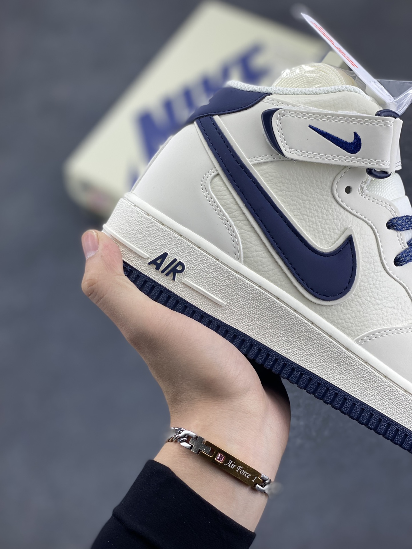图片[6]-Nike Air Force 1 MID 米深蓝 满天星中帮空军一号休闲板鞋 客供高亮3m反光 定制头成皮料 定制鞋盒 原楦原纸板 纯正版型 内置全掌气垫 货号：SH0235-566 尺码：36 36.5 37.5 38 38.5 39 40 40.5 41 42 42.5 43 44 44.5 45-选品中心