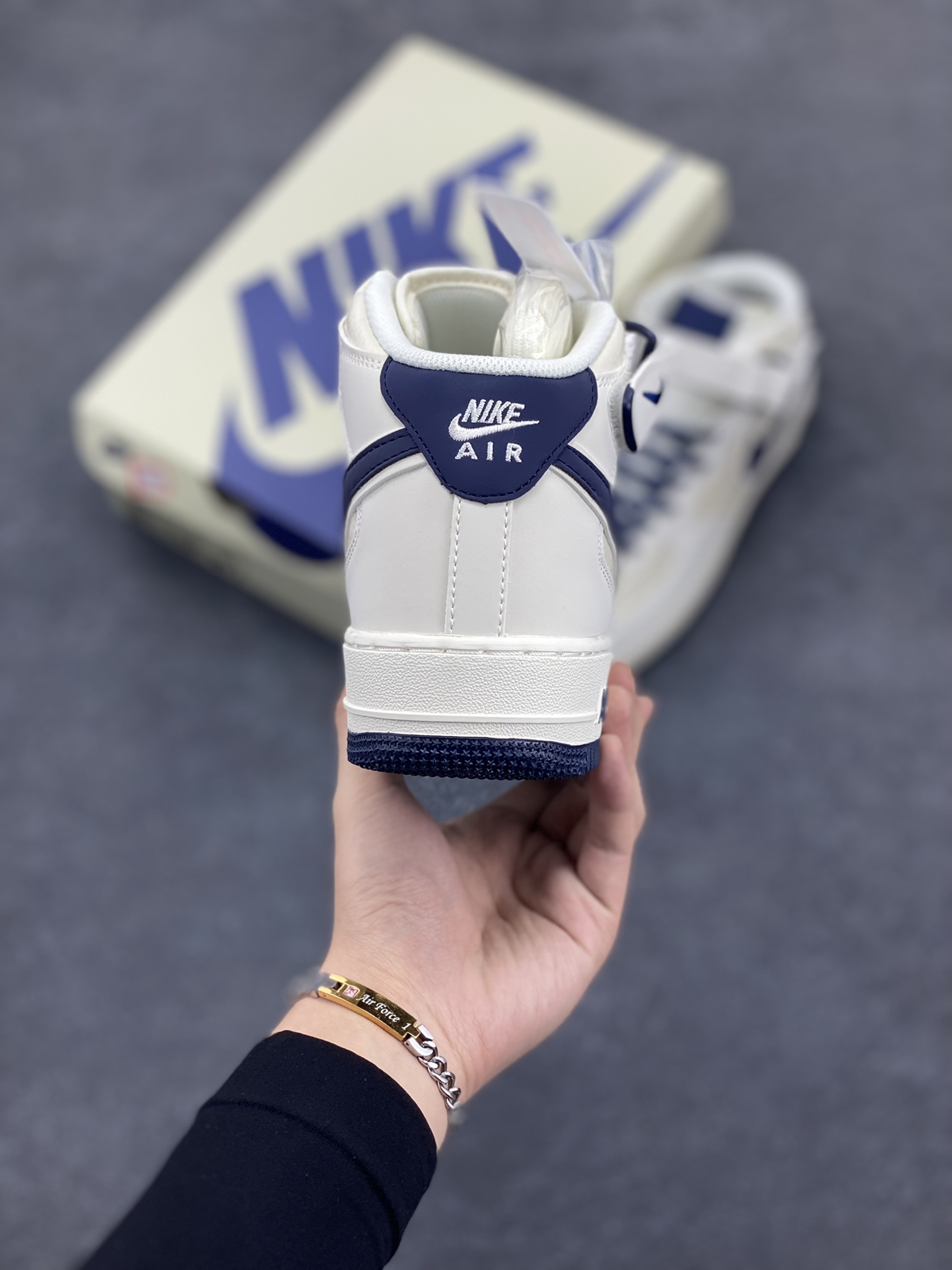 图片[4]-Nike Air Force 1 MID 米深蓝 满天星中帮空军一号休闲板鞋 客供高亮3m反光 定制头成皮料 定制鞋盒 原楦原纸板 纯正版型 内置全掌气垫 货号：SH0235-566 尺码：36 36.5 37.5 38 38.5 39 40 40.5 41 42 42.5 43 44 44.5 45-选品中心