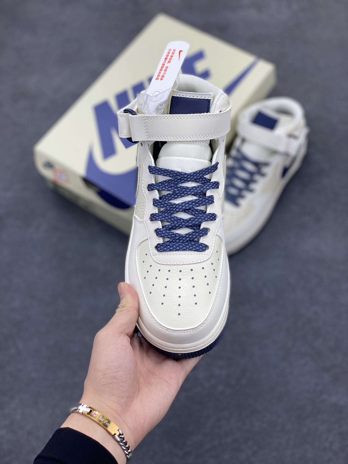 图片[2]-Nike Air Force 1 MID 米深蓝 满天星中帮空军一号休闲板鞋 客供高亮3m反光 定制头成皮料 定制鞋盒 原楦原纸板 纯正版型 内置全掌气垫 货号：SH0235-566 尺码：36 36.5 37.5 38 38.5 39 40 40.5 41 42 42.5 43 44 44.5 45-选品中心