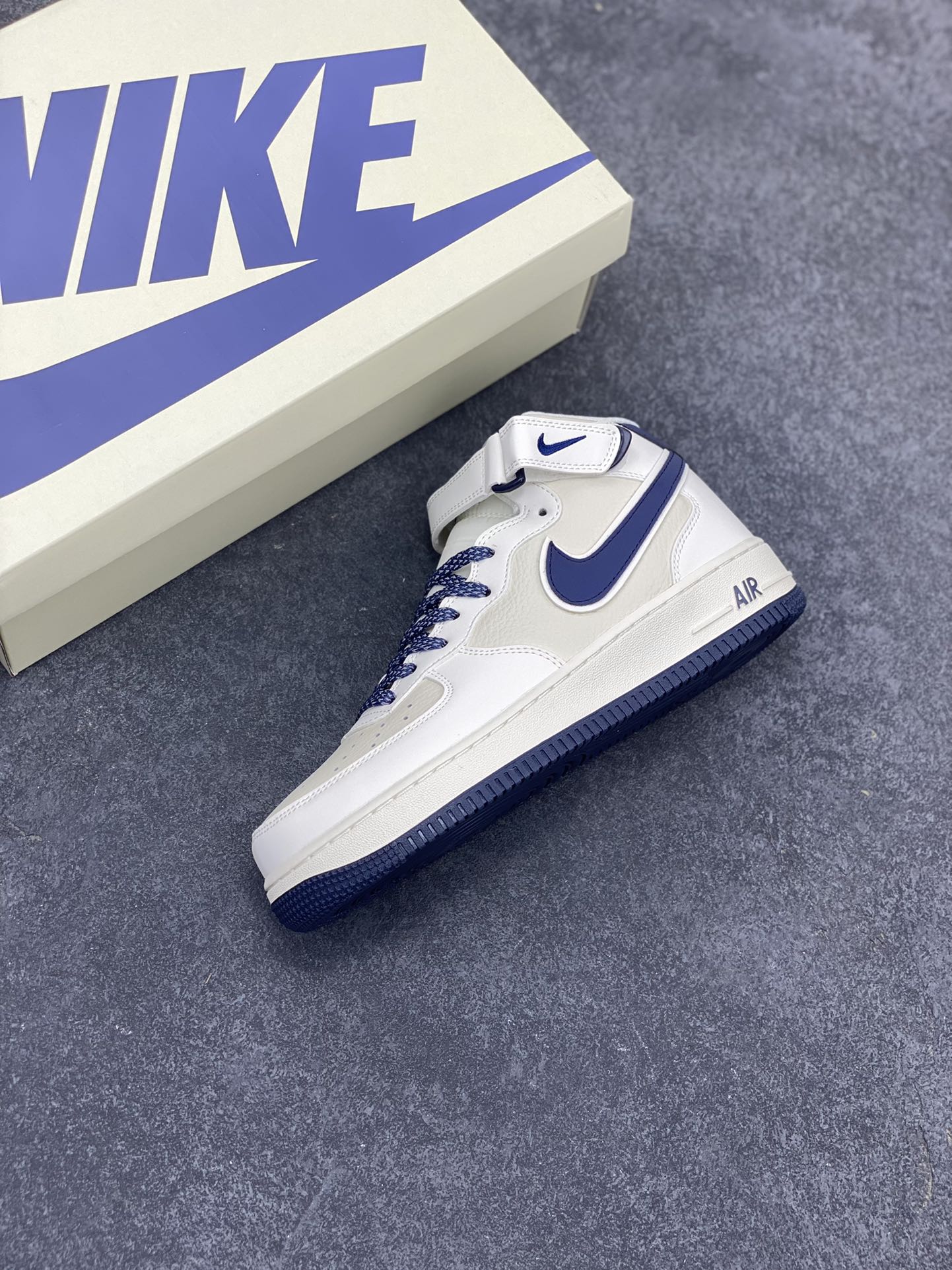 图片[7]-Nike Air Force 1 MID 米深蓝 满天星中帮空军一号休闲板鞋 客供高亮3m反光 定制头成皮料 定制鞋盒 原楦原纸板 纯正版型 内置全掌气垫 货号：SH0235-566 尺码：36 36.5 37.5 38 38.5 39 40 40.5 41 42 42.5 43 44 44.5 45-选品中心