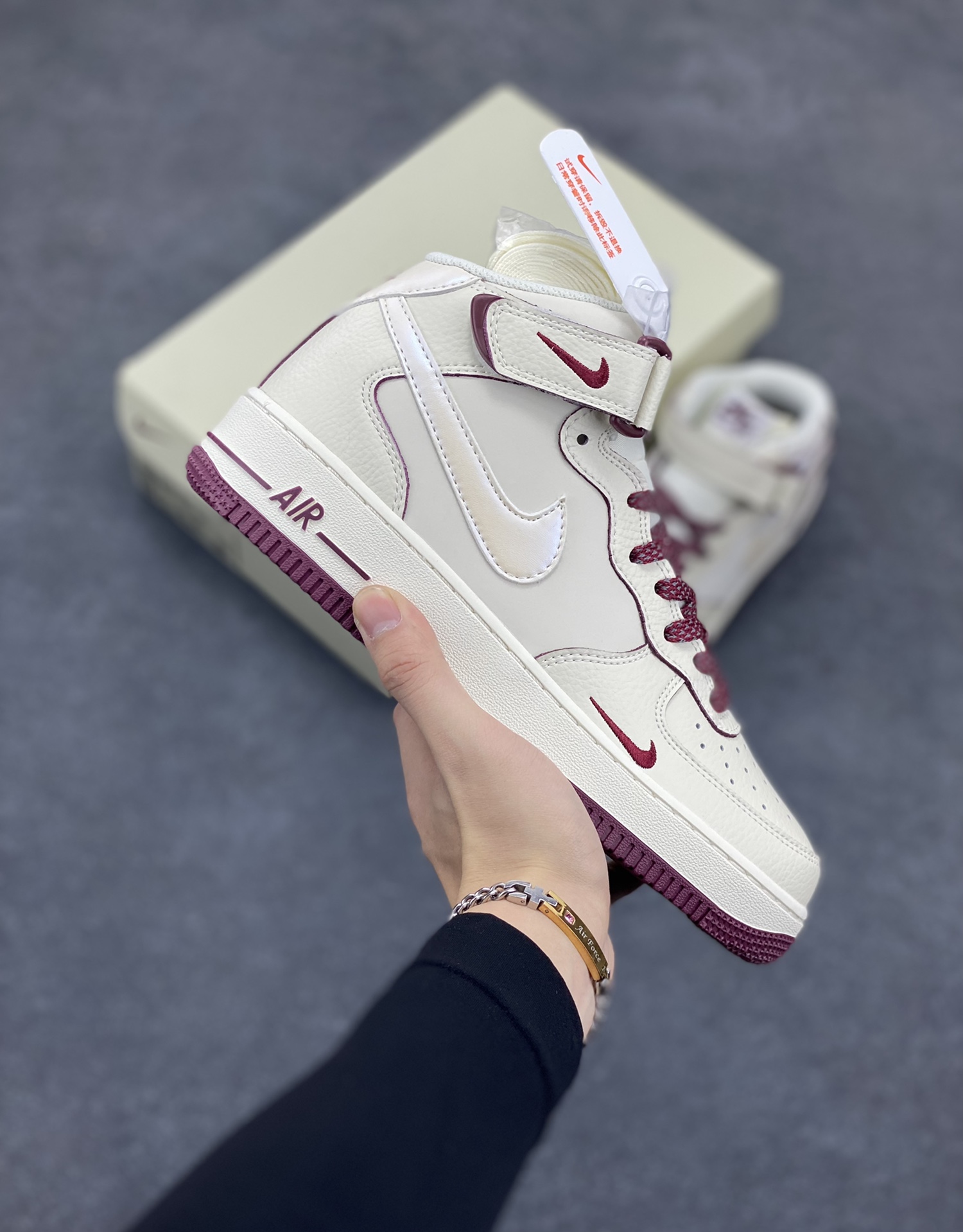 小红书爆款  Nike Air Force 1 MID \'07 “酒红珠光”小勾空军一号中帮休闲板鞋 3M反光 定制皮料 原楦原纸板 纯正版型 清洁度完美 内置全掌气垫 货号：SG2356-803 尺码：36 36.5 37.5 38 38.5 39 40 40.5 41 42 42.5 43 44 44.5 45-选品中心
