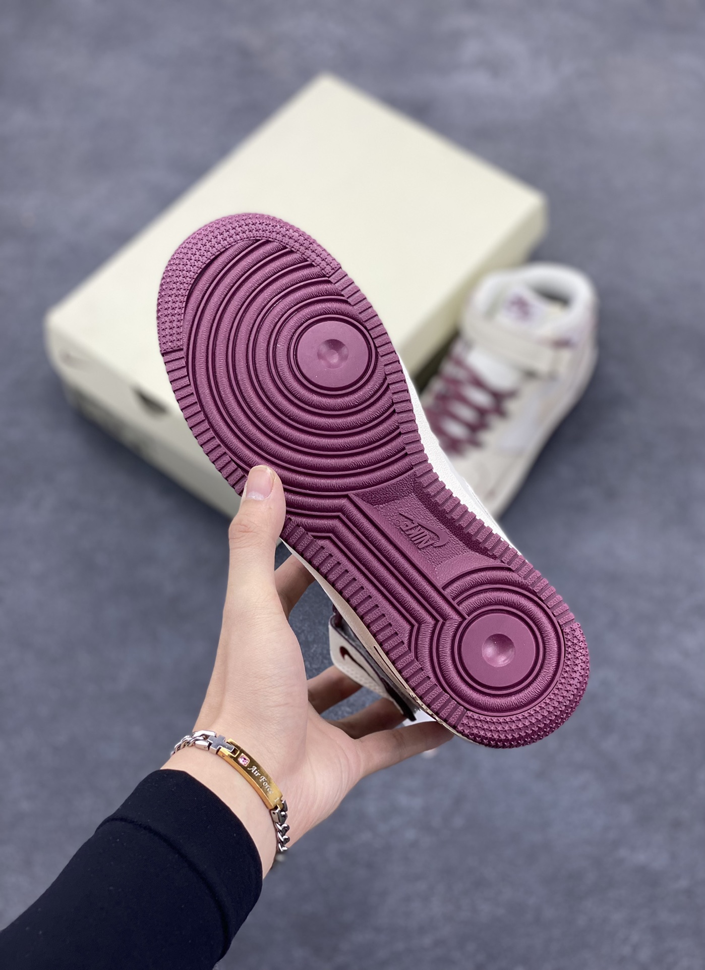 图片[5]-小红书爆款  Nike Air Force 1 MID \’07 “酒红珠光”小勾空军一号中帮休闲板鞋 3M反光 定制皮料 原楦原纸板 纯正版型 清洁度完美 内置全掌气垫 货号：SG2356-803 尺码：36 36.5 37.5 38 38.5 39 40 40.5 41 42 42.5 43 44 44.5 45-选品中心